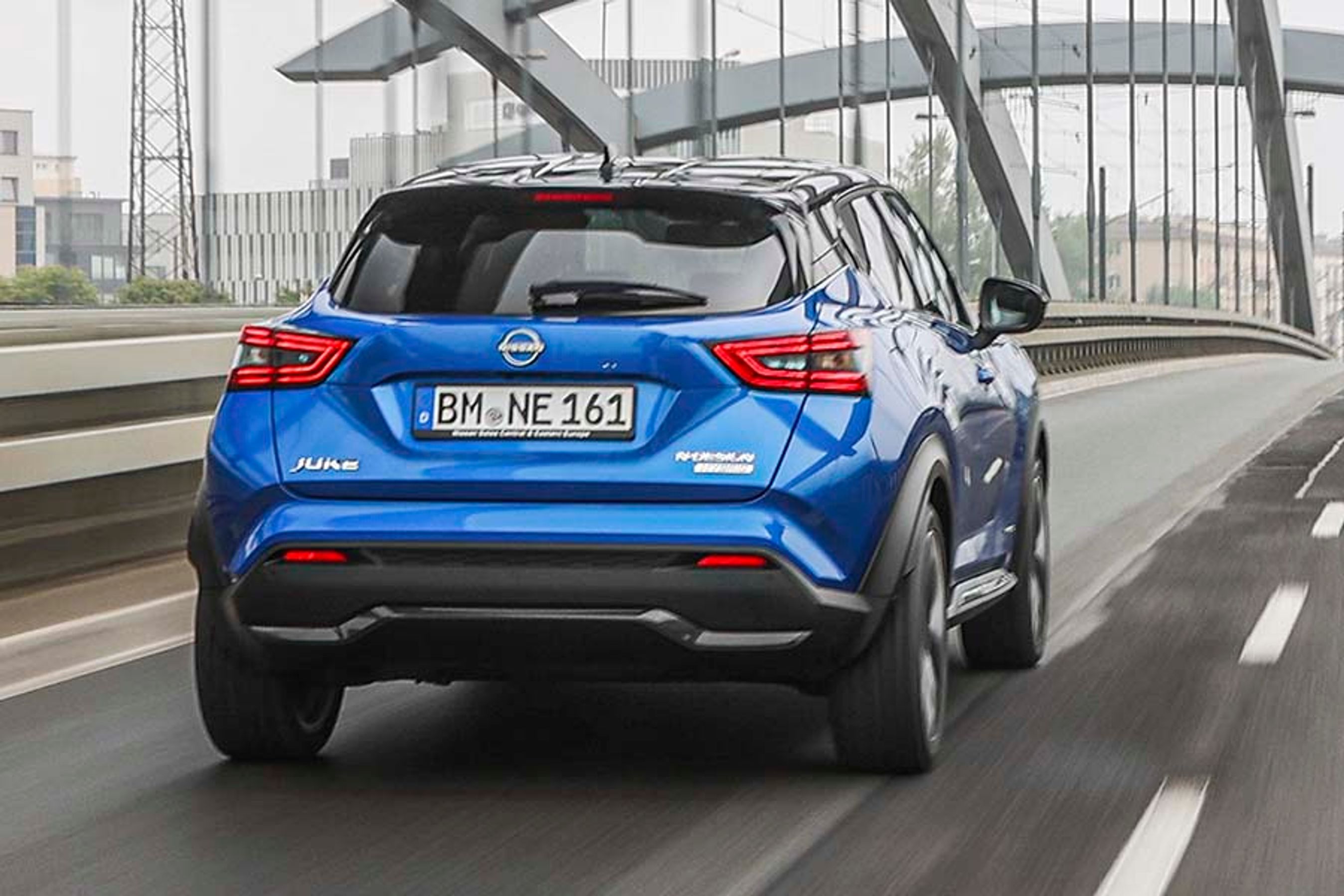 Nissan Juke er en livsstilsbil i klasse med f.eks. Toyota C-HR. Med hybridteknikken bliver bilen et interessant alternativ for dem, der ikke har mulighed for at lade bilen op, men som gerne vil køre en smule grønt.