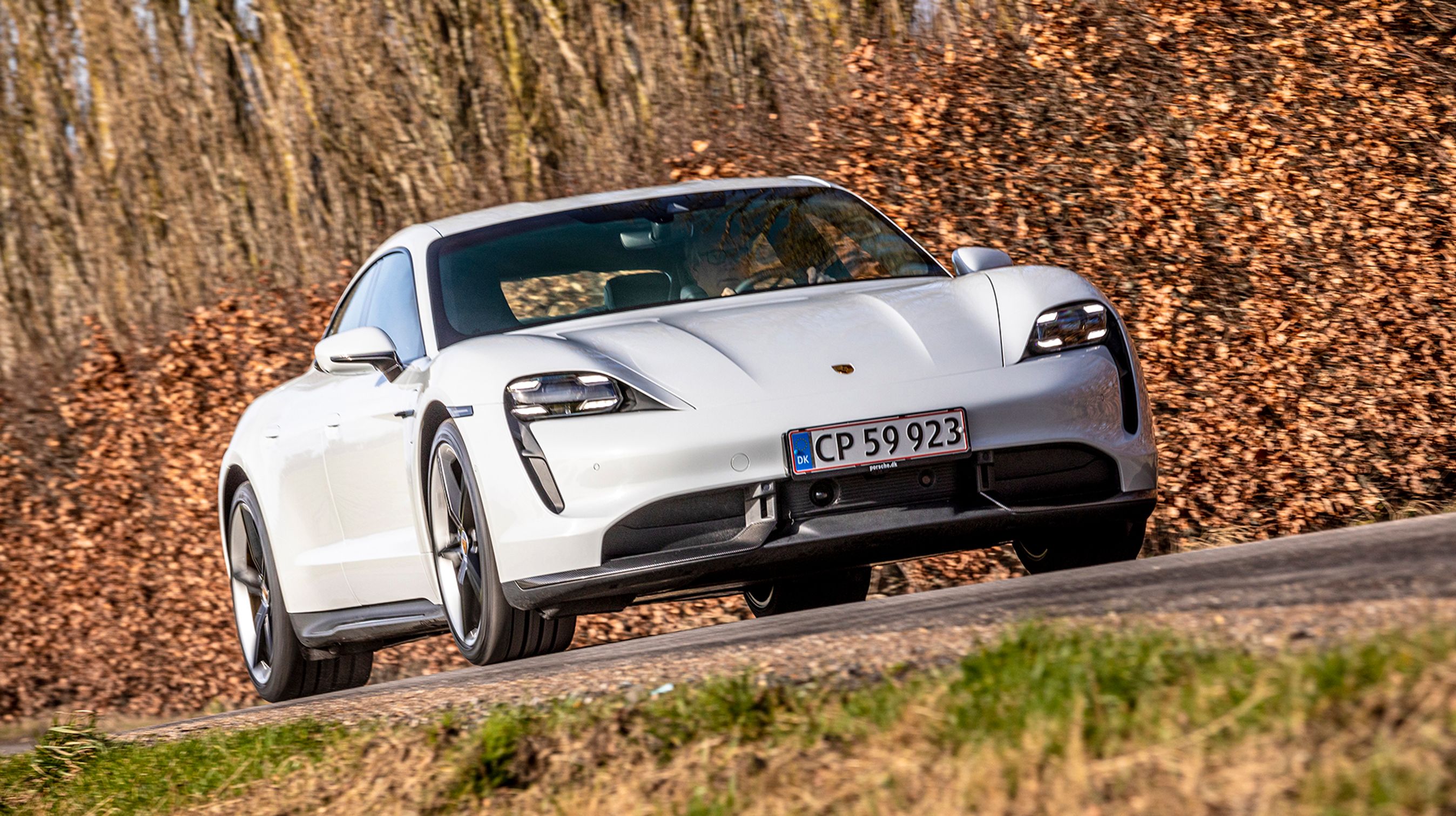 Porsche Taycan er en elektrisk drevet sportsvogn. Der er plads til fire personer, og bilen trækker på alle hjul. Den klarer i hurtigste version 0 til 100 km/t. på bare 2,8 sekunder.