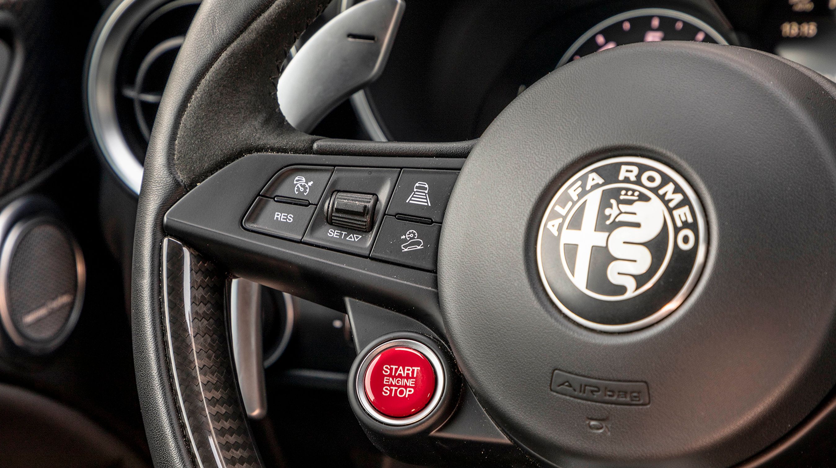 Startknappen på rattet bringer Ferrari-ånd ind i Stelvioen (Og i Q-modellen er den rød), henover finder du knapperne til den adaptive fartpilot. Selv et fartmonster skal tæmmes af og til.