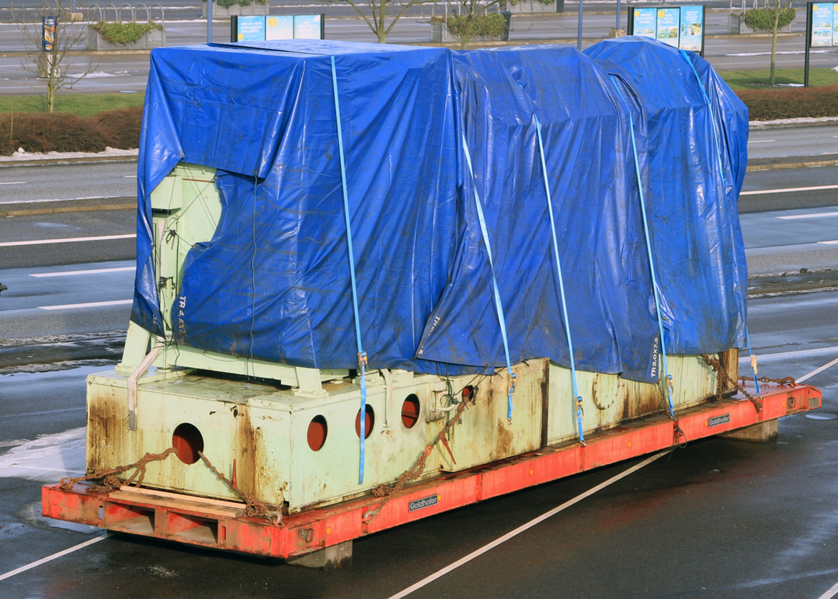 En af færgens fem dieselmotorer er taget ud for at give plads til batteriet, der er på ca. samme størrelse.