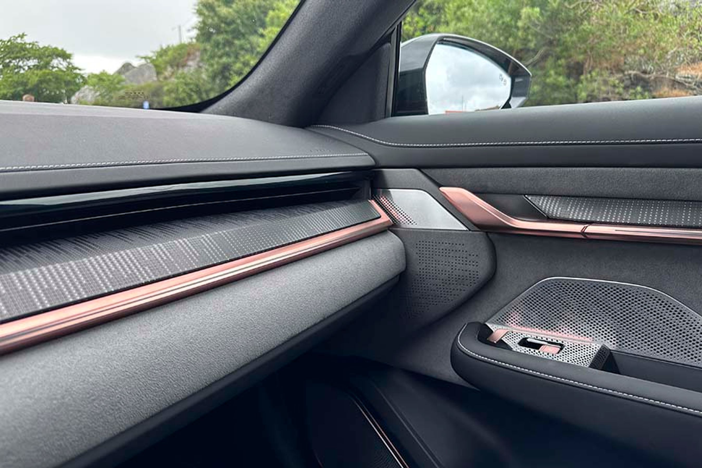 Instrumentbord og døre mødes flot i en symfoni af materialer, man kan blive ved med at nyde. Det er Yamaha, der leverer højttalere til bilen.