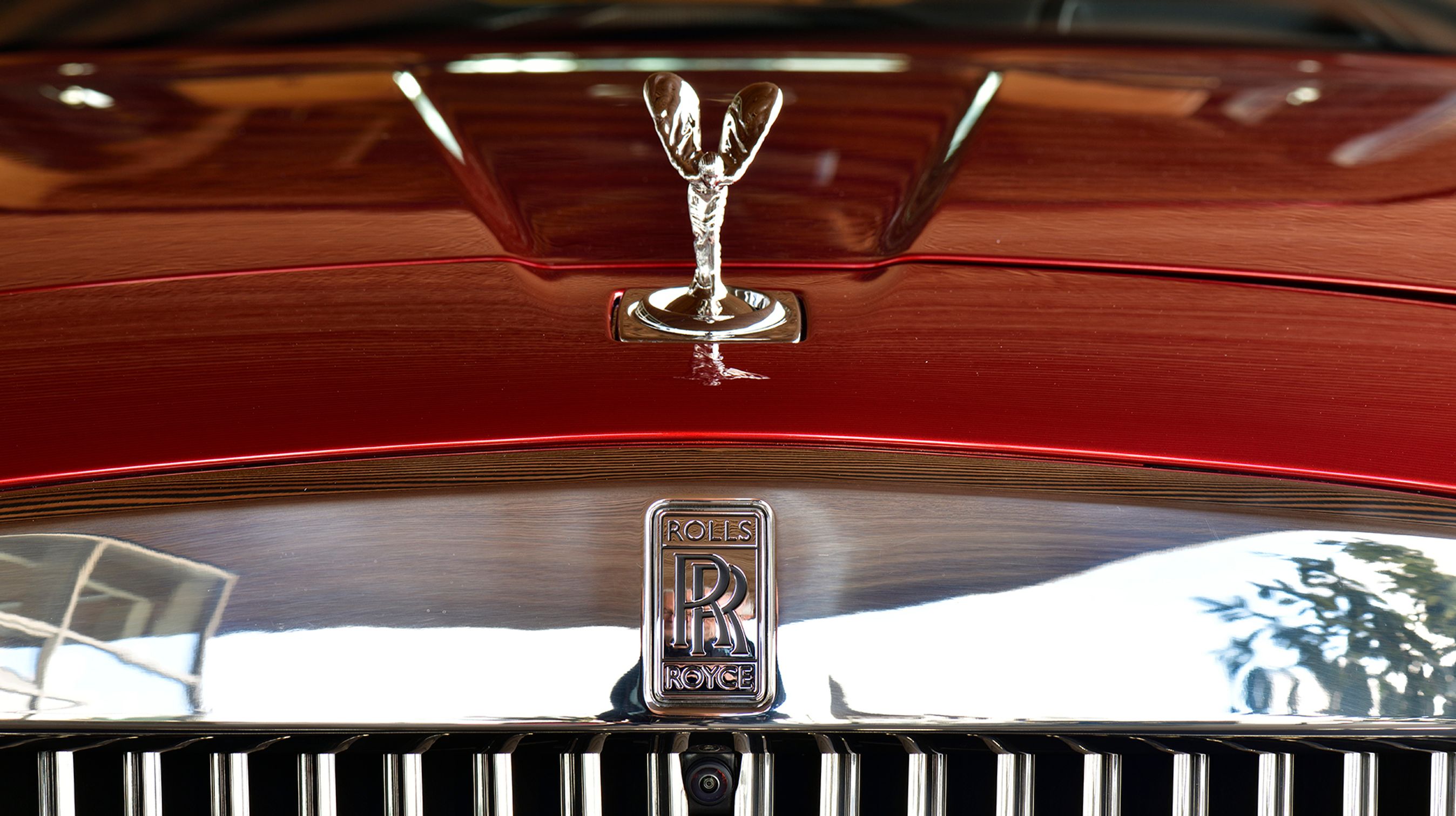 Den typiske Rolls-Royce-grill med den flyvende dame foroven –  "The Spirit of Ecstacy" også kaldet "Flying Lady" – er naturligvis en del af fronten på Cullinan.