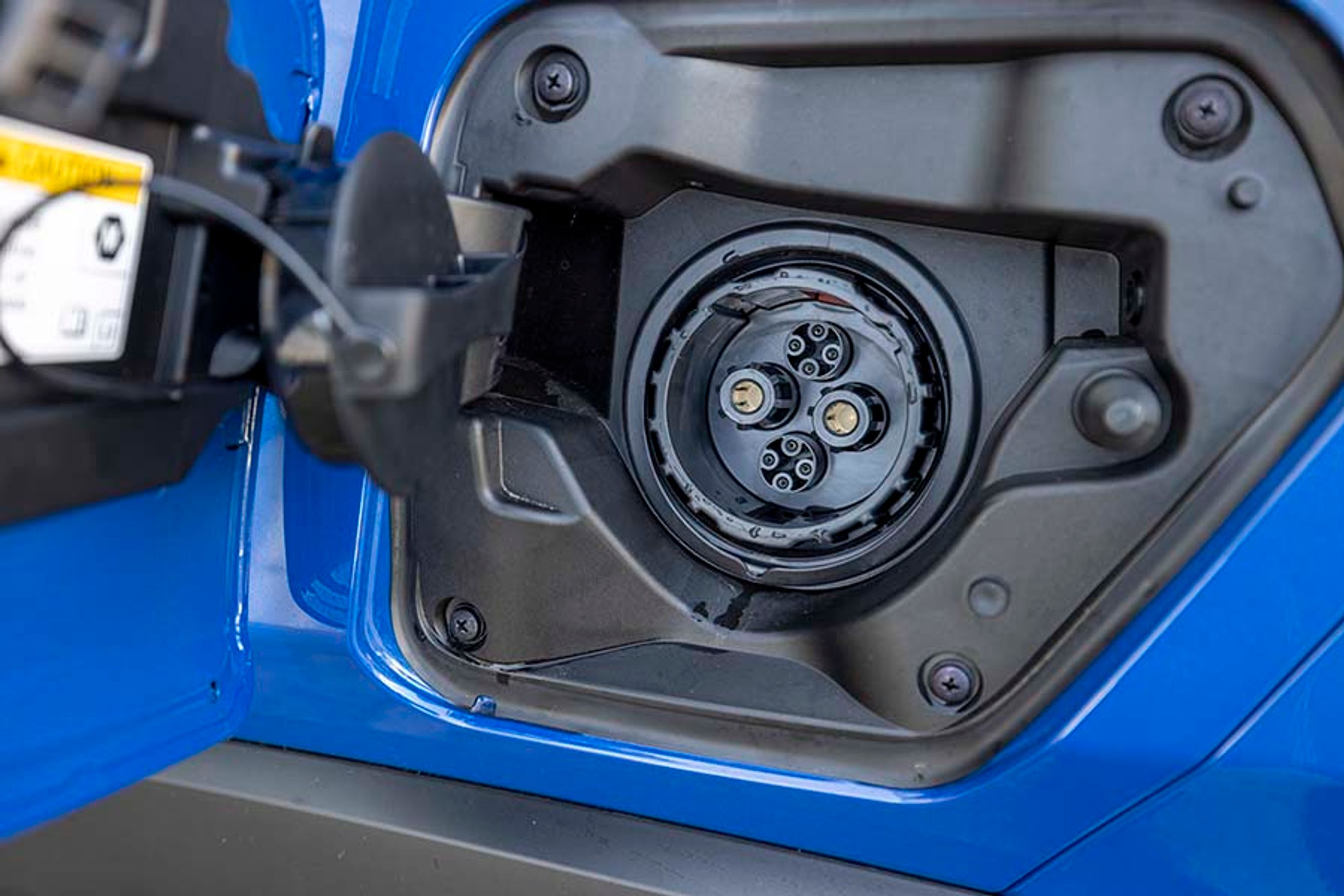 I venstre side finder man ladeporten til Chademo-stikket, der er en særlig japansk standard. Ladere med dette stik er der ikke mange af, og finder man en, kan man lade med op til 50 kW, hvilket ikke er særlig hurtigt. Regn med en ladetid på op til to timer på farten.