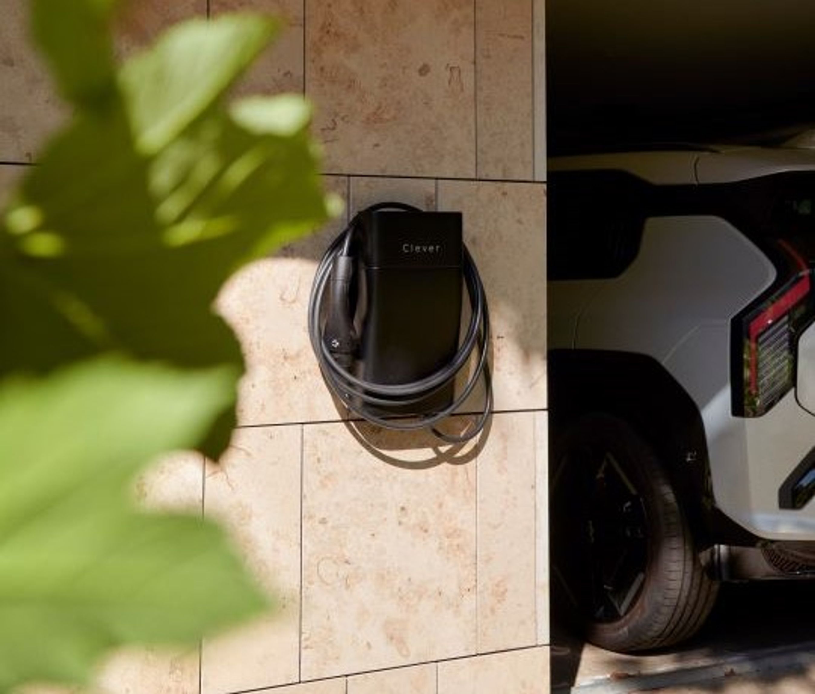 Sort Clever ladeboks hænger på lys husmur