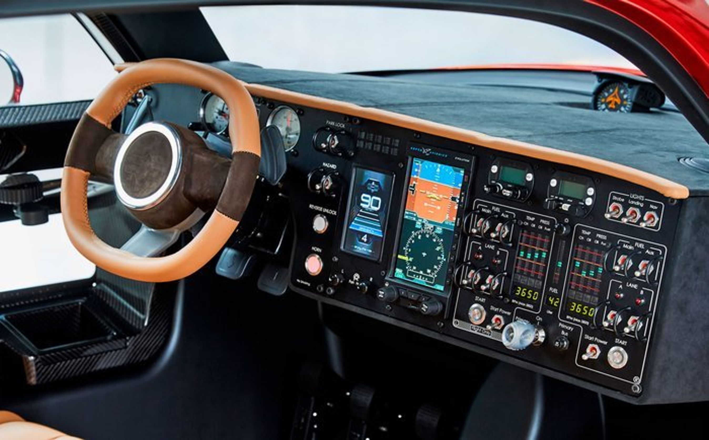 Førerpladsen er mere fly end bil. Der kræves da også pilotlicens for at må lette. Man skal have en PPL- eller LAPL-licens. Sådan en kræver minimum 35 flylektioner, og koster typisk 100.000 kr. og opefter.