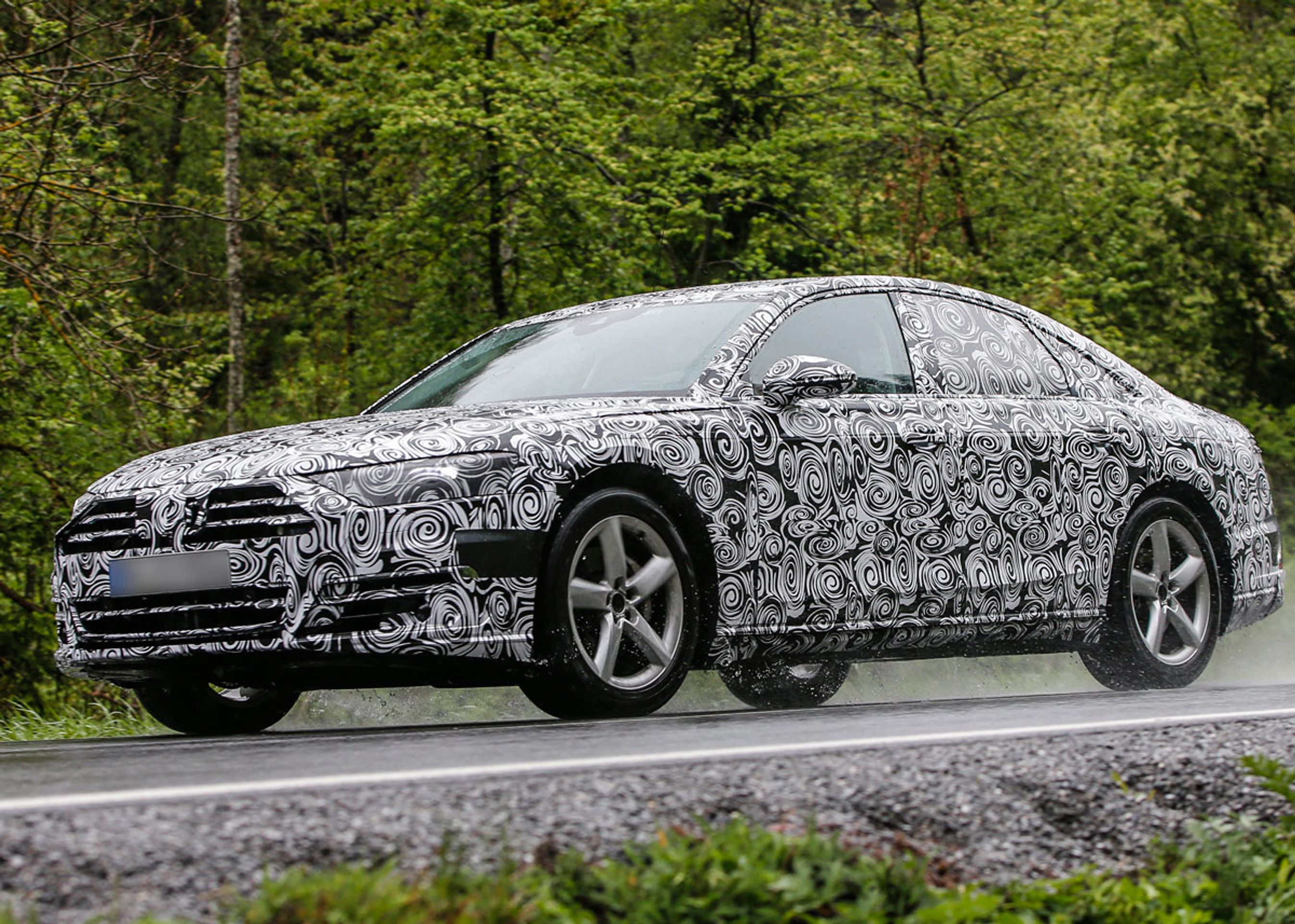 Audi A8 i fjerde generation er nu ude på offentlig vej - godt nok i sjov lakering. Fotos: Lehmann
