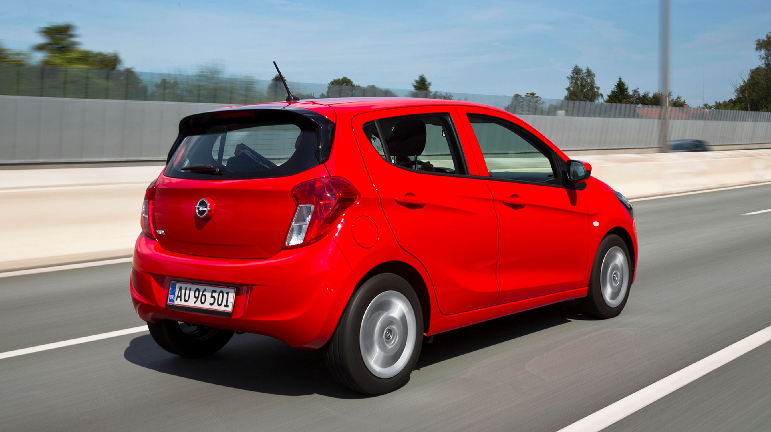 Opel Karl er designet uden de store armbevægelser, men ser pæn og gedigen ud. Man kan ikke „designe sin egen” som med f.eks. Toyota Aygo.