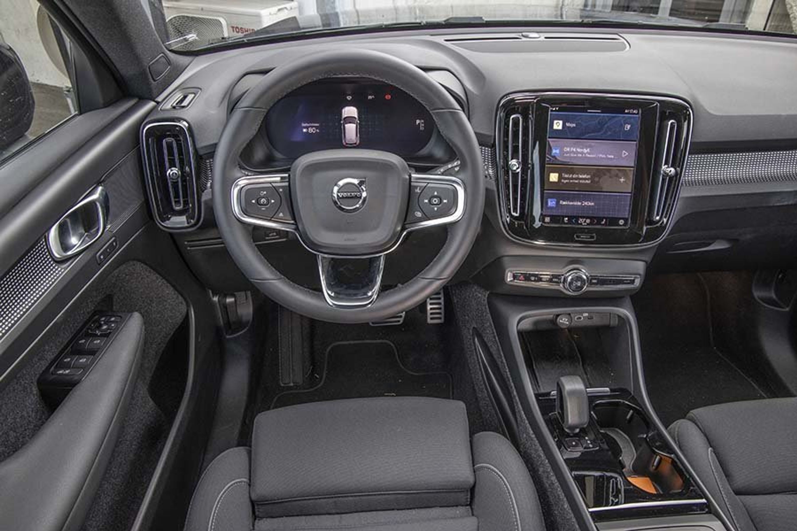 Der er et stort digitalt instrumenthus, der arbejder sammen med skærmen i midten.