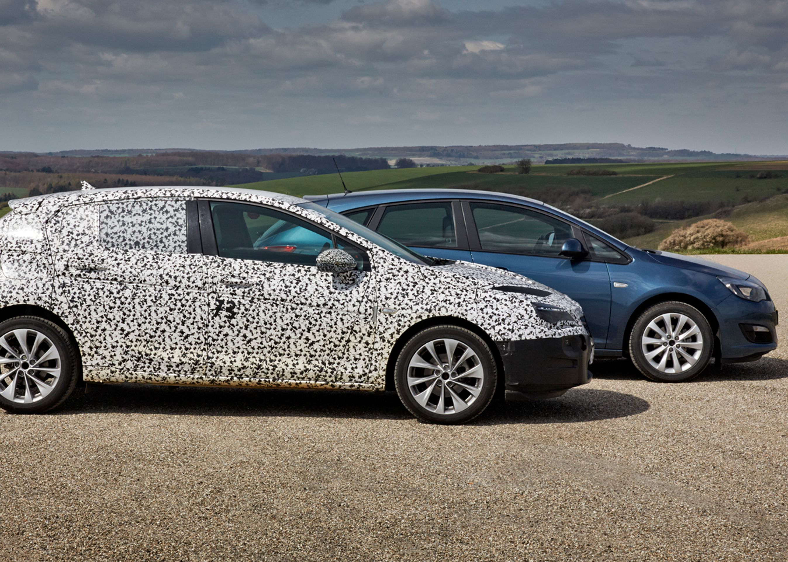 I forhold til den udgående version er den nye Astra blevet både kortere og lavere. Akselafstanden er også reduceret, men inden i kabinen er pladsen bedre.