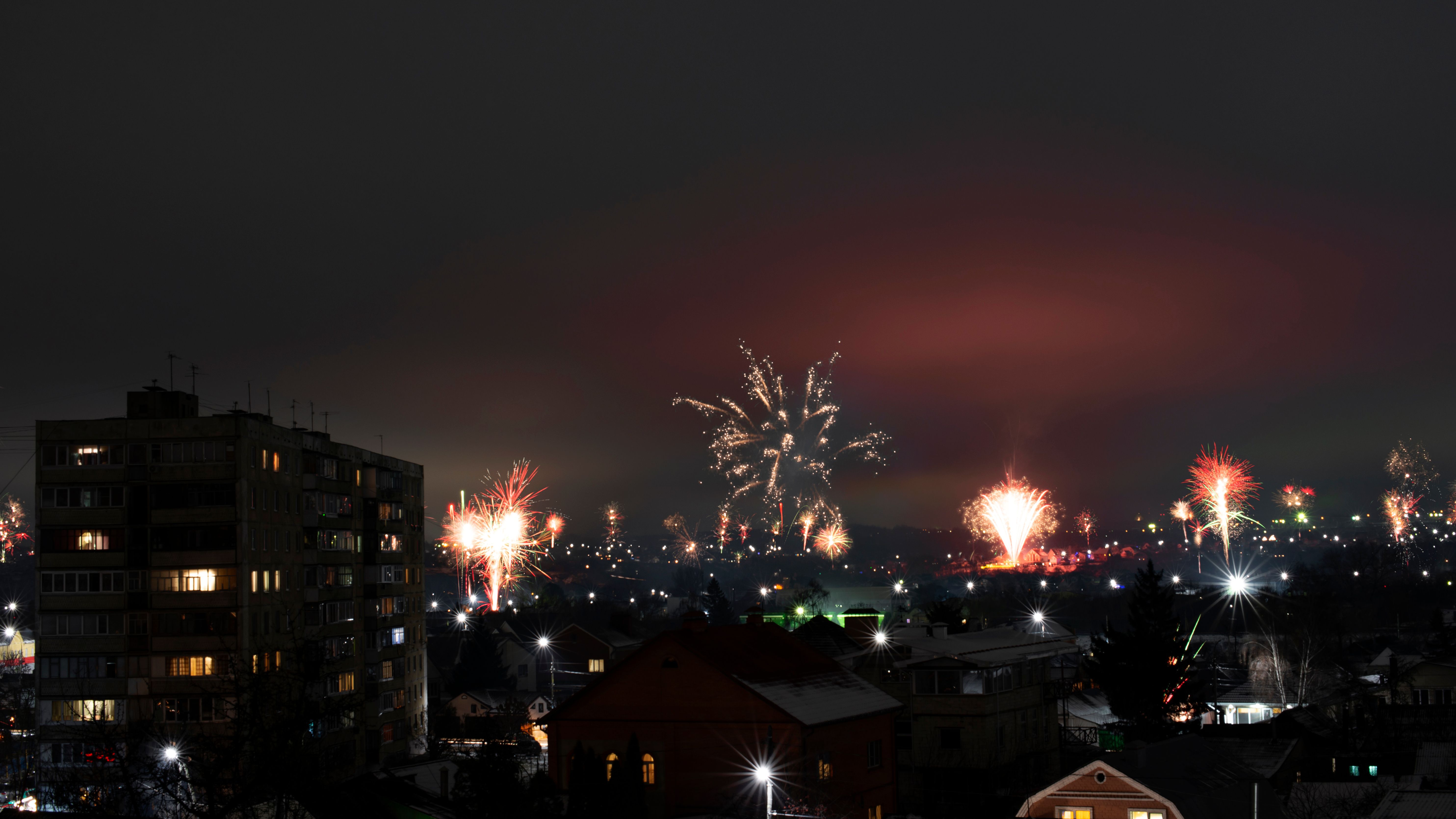 Fyrværkeri på en mørk nattehimmel