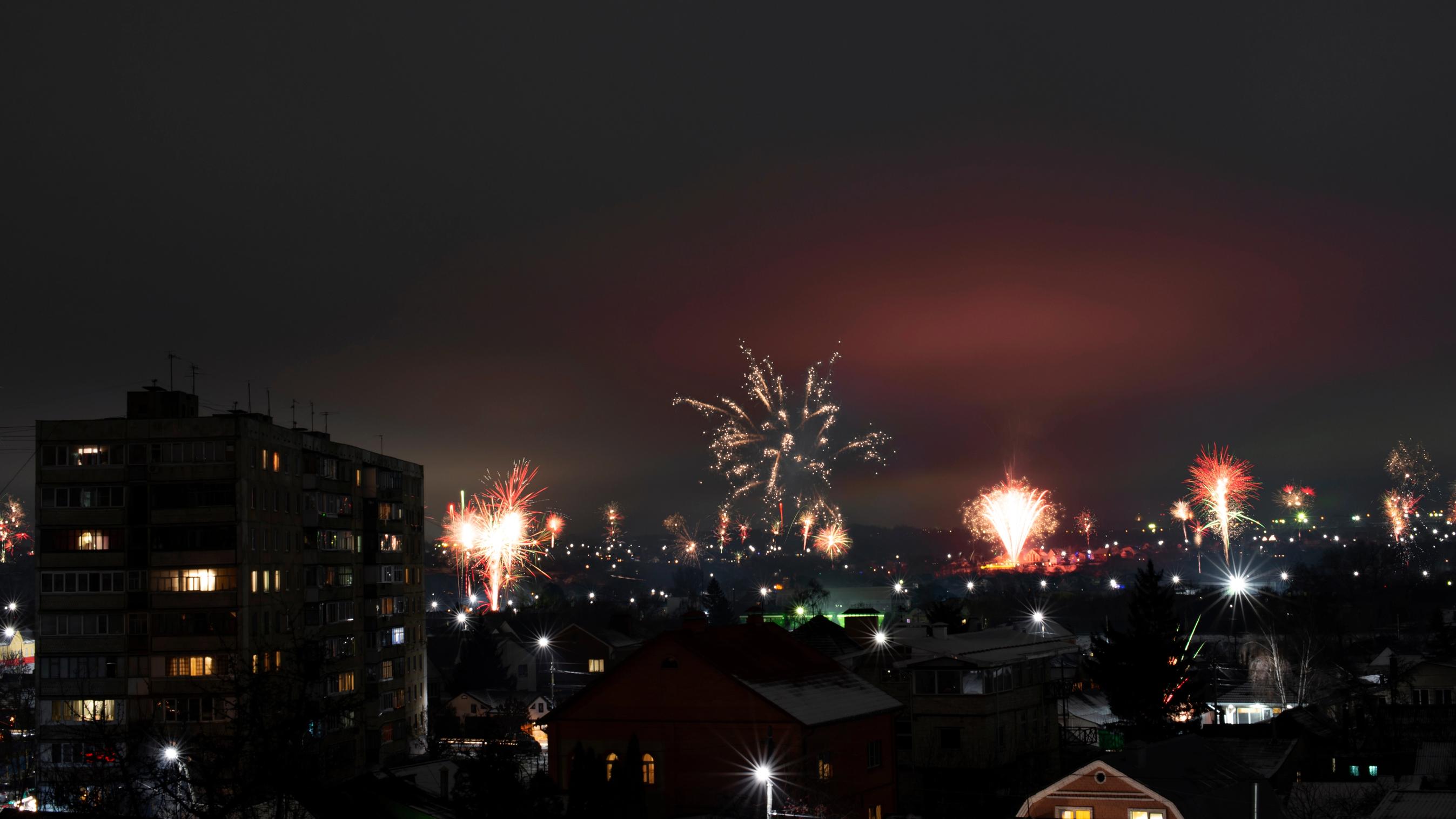 Fyrværkeri på en mørk nattehimmel