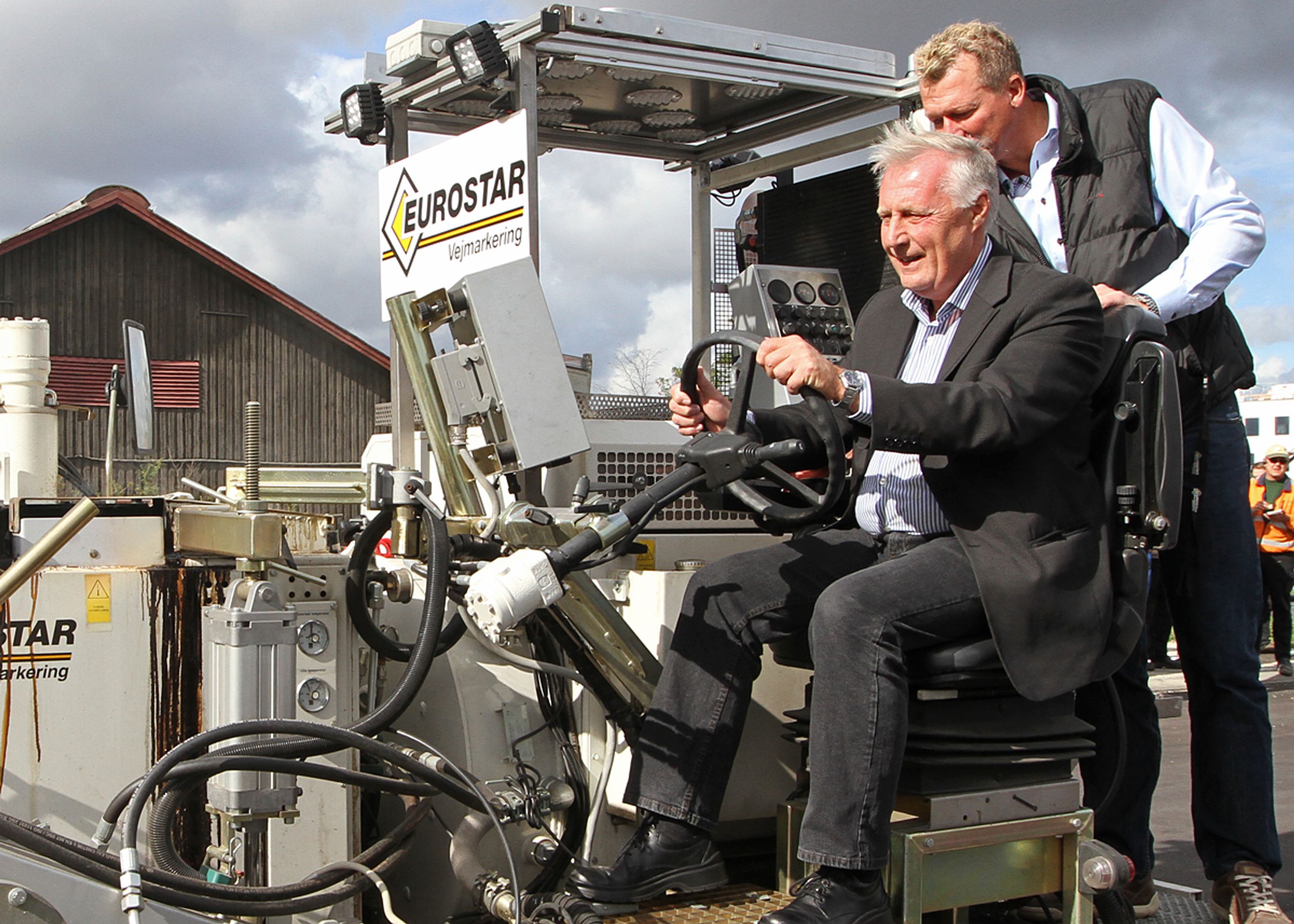 Transportministeren klarede den afsluttende afstribningsopgave - med en kyndig specialist i bagsædet som instruktør.