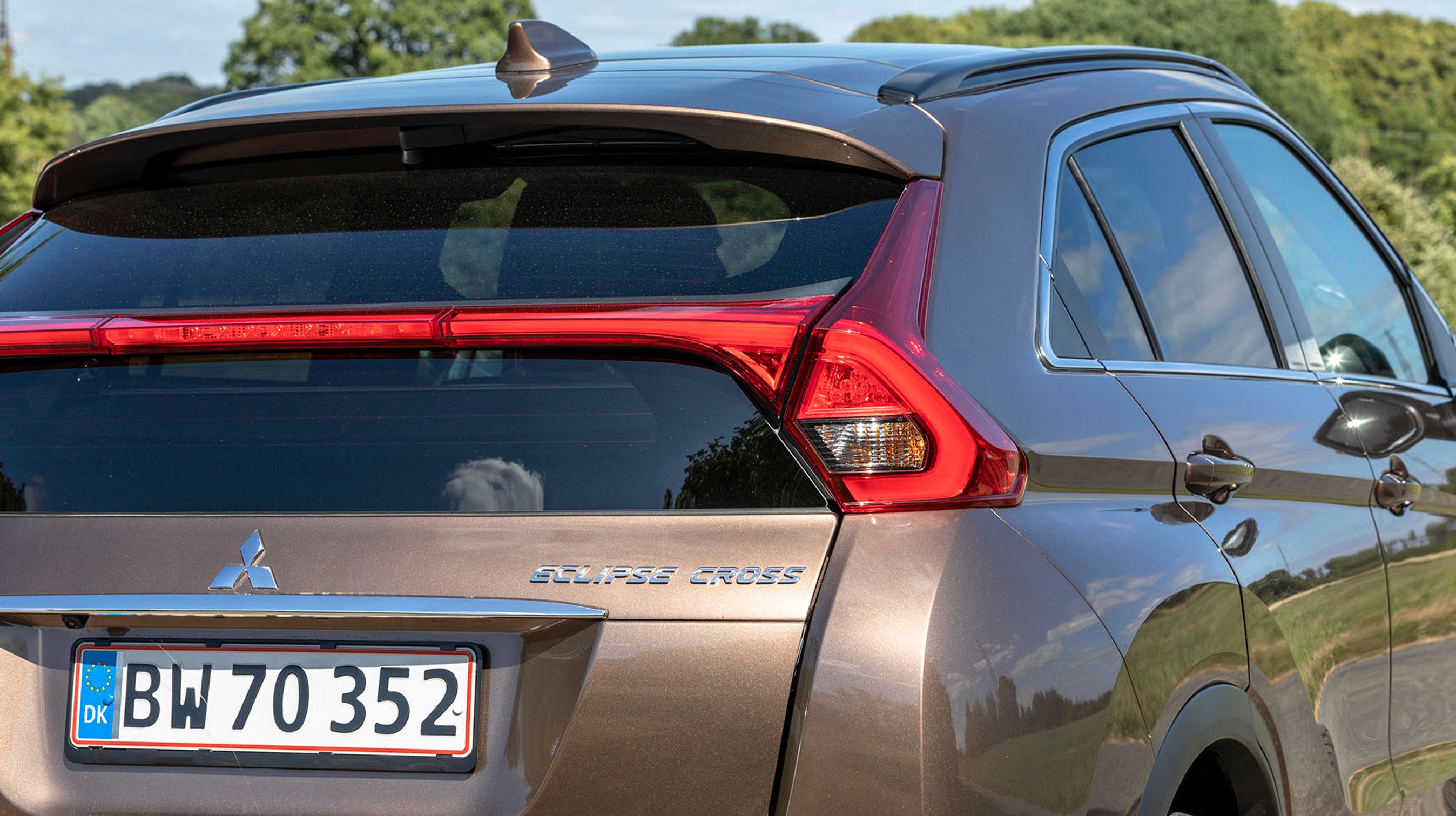 Bagpartiet domineres af en tværgående bjælke, som deler bagruden i to. Den generer for udsynet bagud.