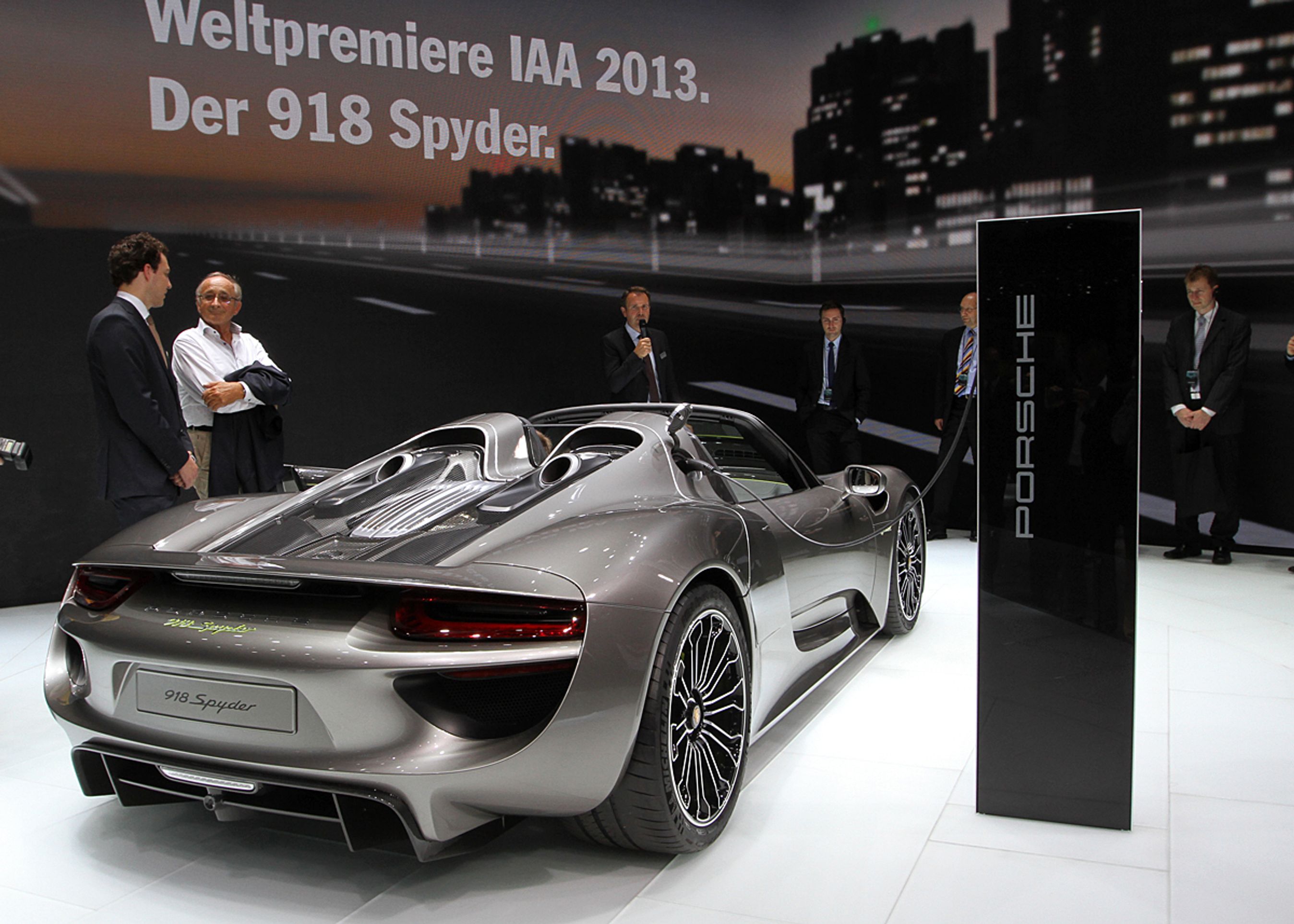 Porsche 918 Spyder har en V8-motor og en elmotor bag og en ekstra elmotor for. Bilen kan køre op til 32 km på strøm.