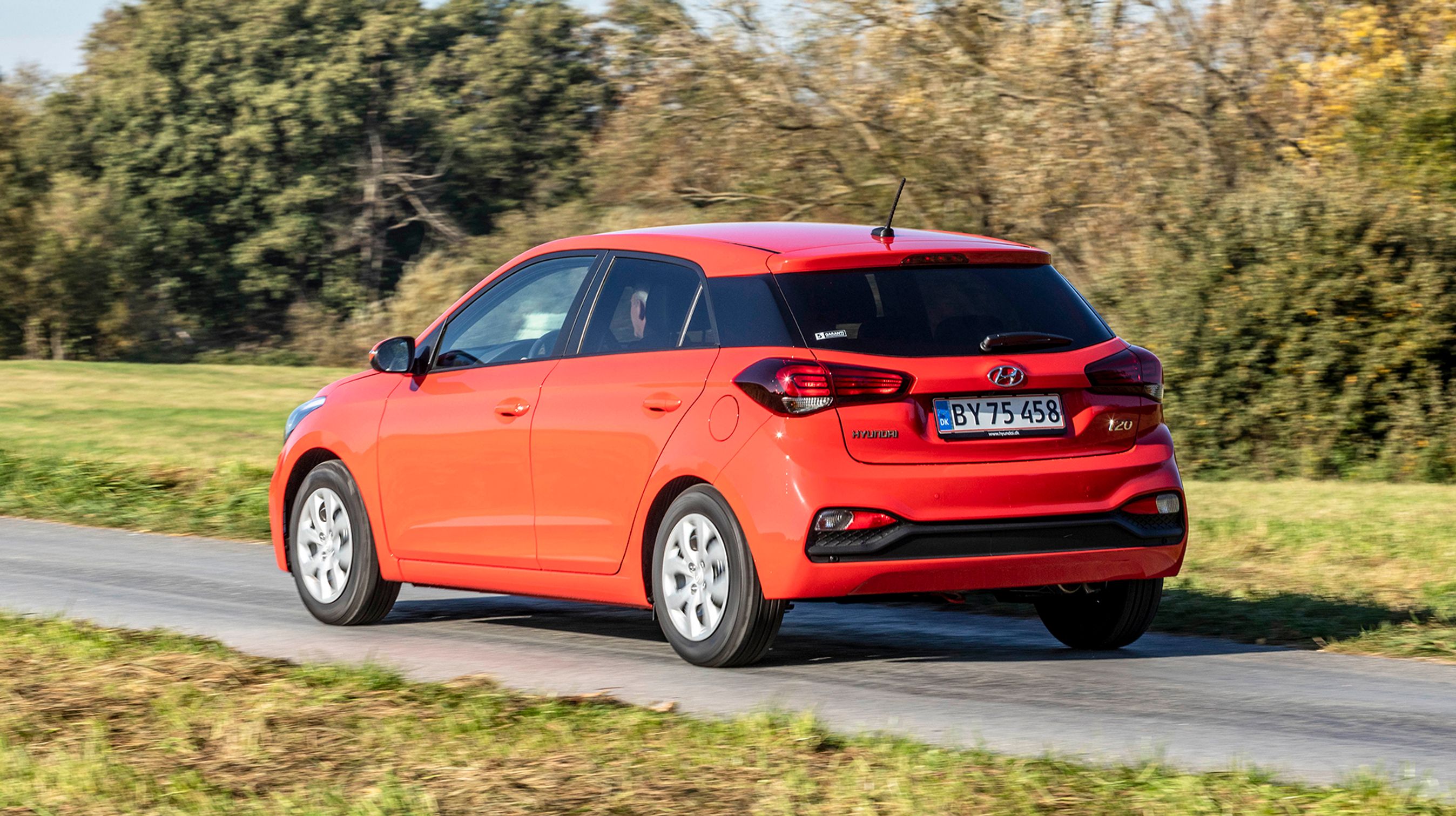 Bagfra kan man spotte faceliftet på et nyt baglygtedesign med tværgående striber. Samtidig er der kommet et mørkt område ved baklyset, det var tidligere helt i bunden af kofangeren.