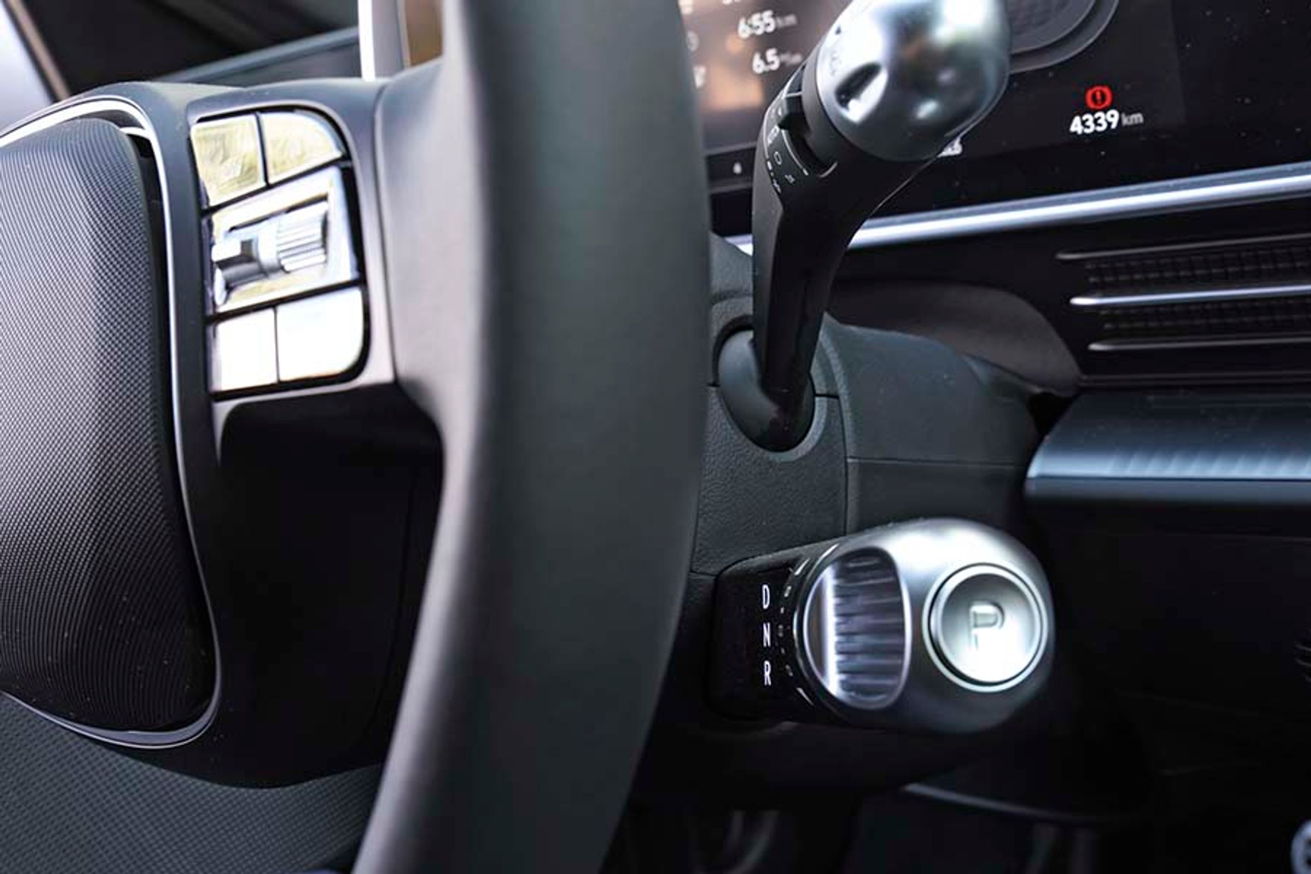 Gearvælgeren kræver lidt tilvænning og sidder lidt tæt på højre knæ. Selve funktionaliteten er dog enkel, så du let kan vælge, om du vil køre frem eller tilbage. 