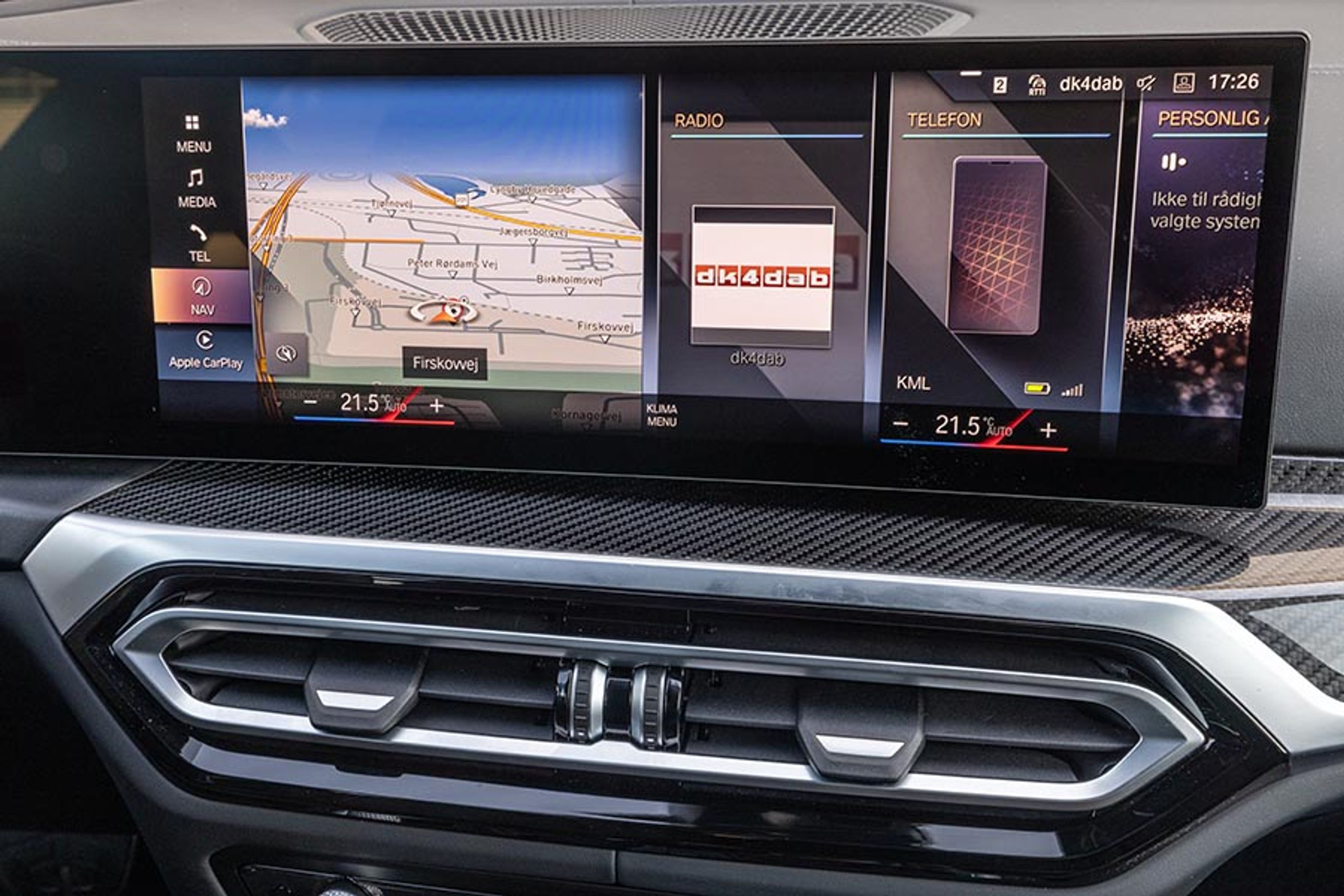 Der er både mulighed for trådløs Android Auto og Apple CarPlay i BMWs nyeste iDrive-system. Skærmen er buet og på hele 15".
