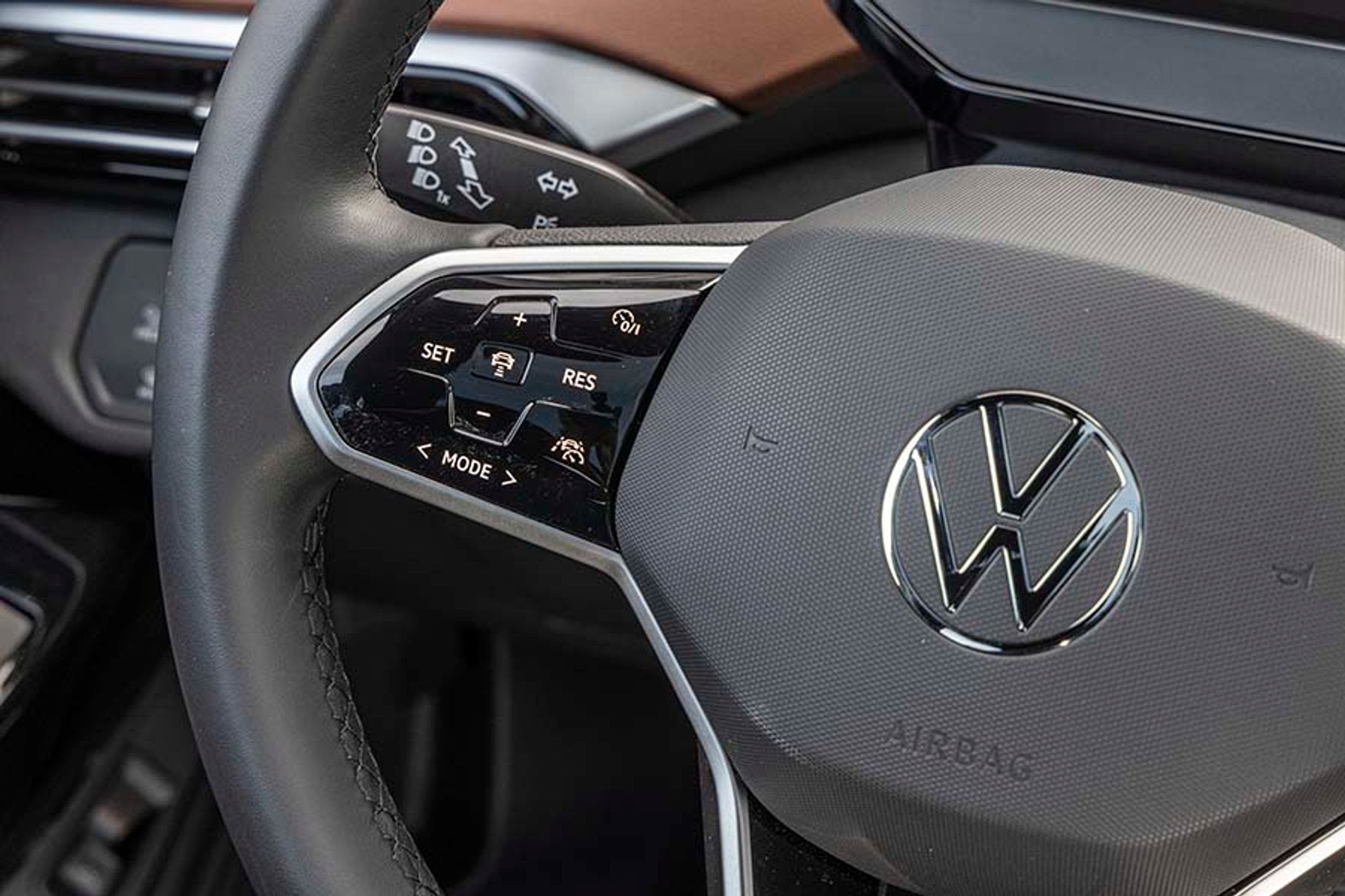 På venstre side af rattet styres fartpiloten via de ret trykfølsomme knapper. Adaptiv fartpilot og Travel Assist er anbefalelsesværdigt udstyr i en pakke til 22.000 kr.