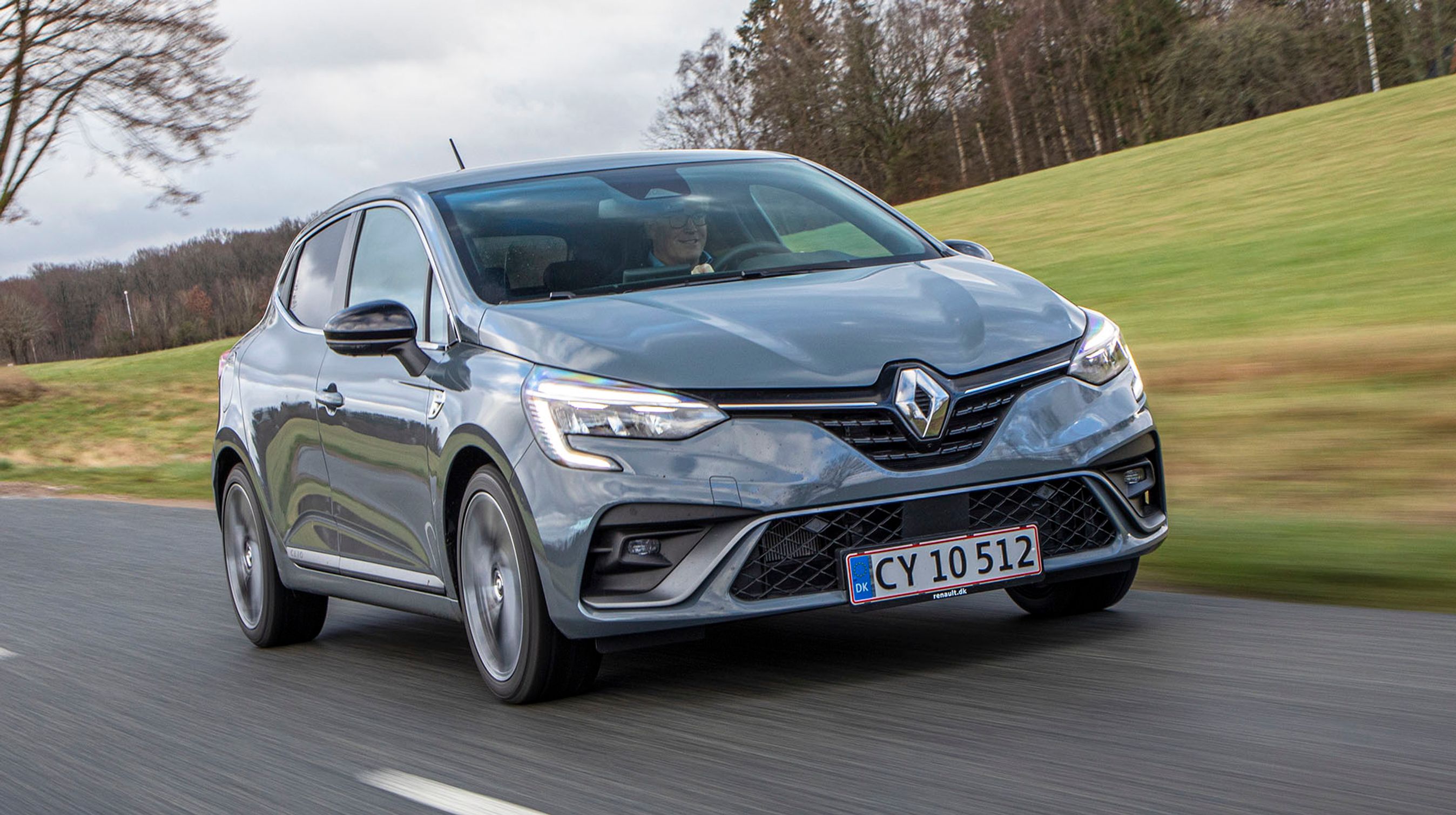 Renault Clio fås nu i en hybrid-version, hvor en benzinmotor arbejder sammen med hele to elmotorer, så bilen nogle gange kører på el, andre gange på benzin, og ofte på begge dele.