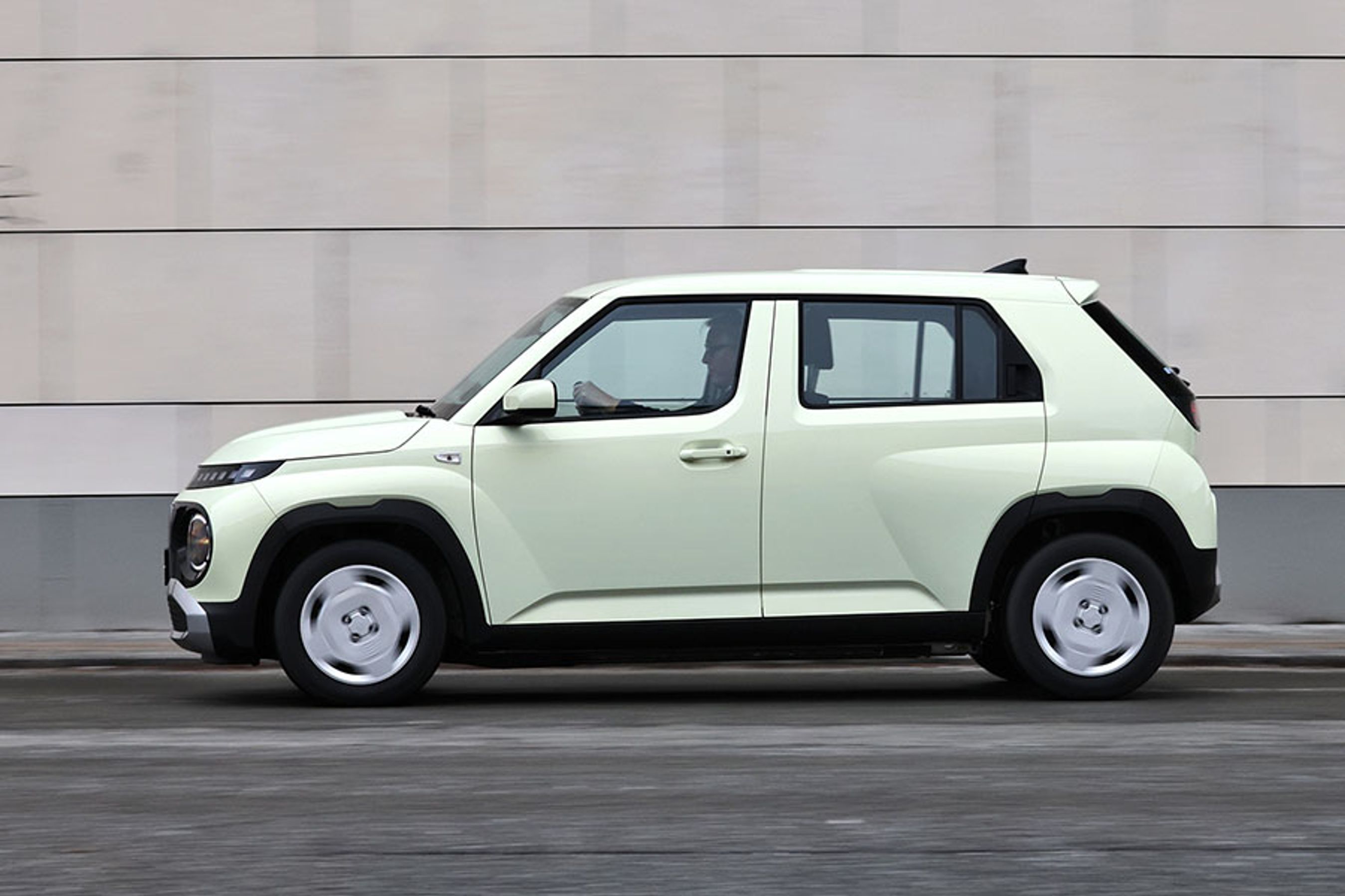 Med en længde på bare 3,8 meter og en akselafstand på 258 cm hører Inster til blandt de mindste biler på markedet. Bilen har elmotoren placeret fortil, og den trækker på forhjulene.