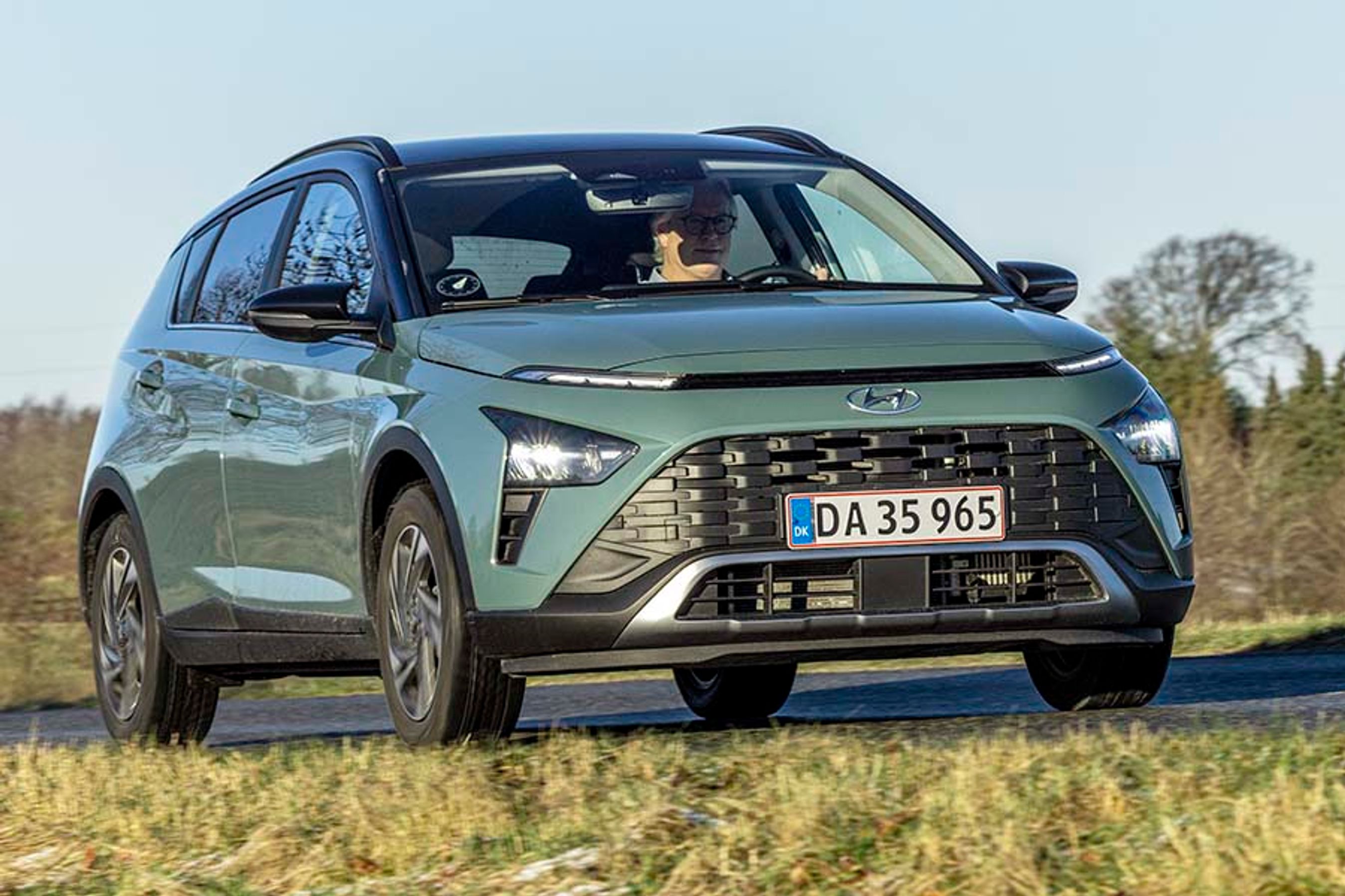 Hyundai Bayon er en kompakt SUV i miniklassen. Den har højt til loftet og et friskt og skarpt design. Tofarvet lakering koster 6.500 kr. ekstra.
