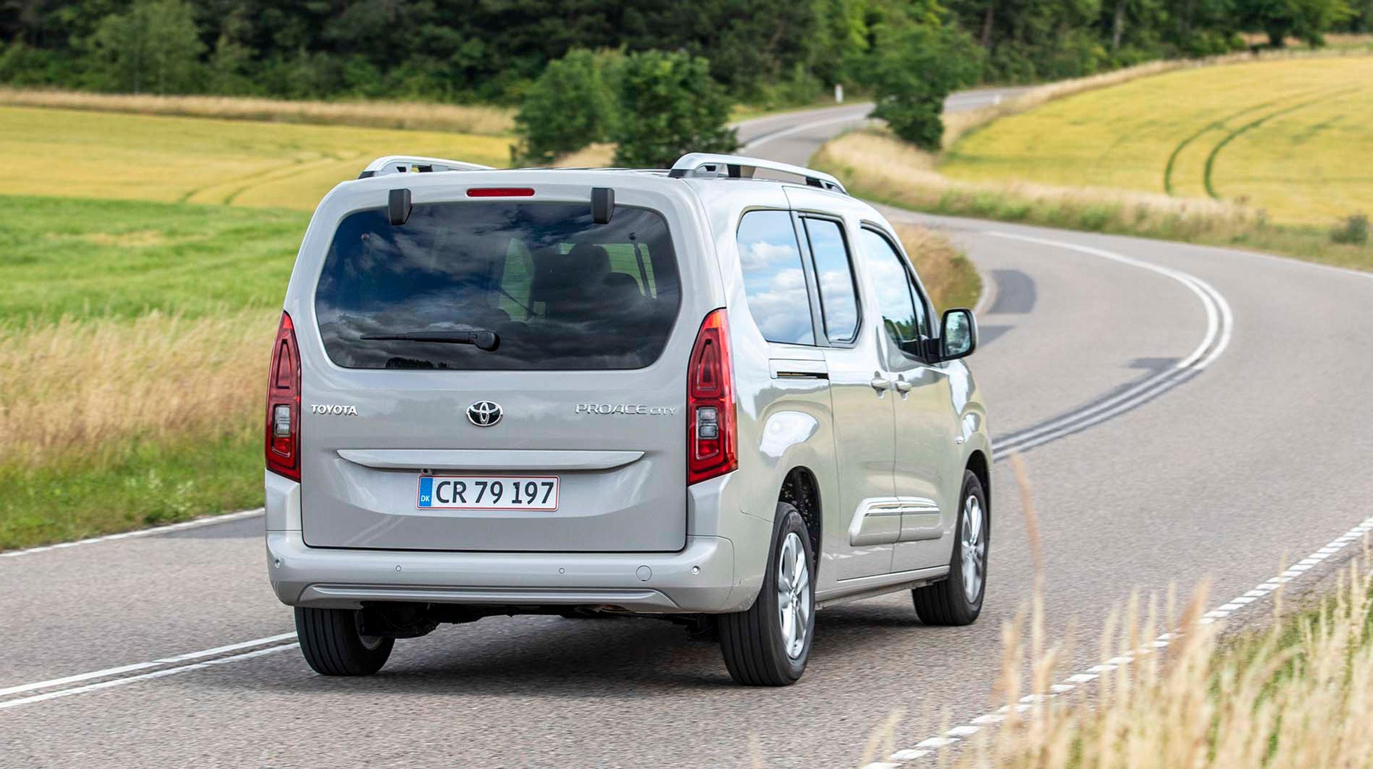 Især bagfra er det ikke til at skjule, at Toyota ProAce City Verso er baseret på en varevogn.