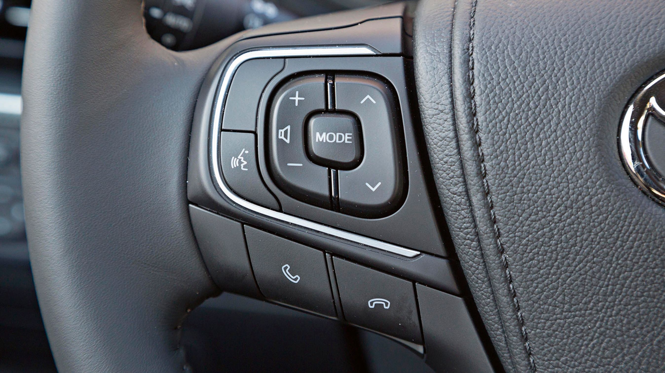 Knappen med talekommandoer virker på dansk, og man kan bede systemet om f.eks. at ringe op.