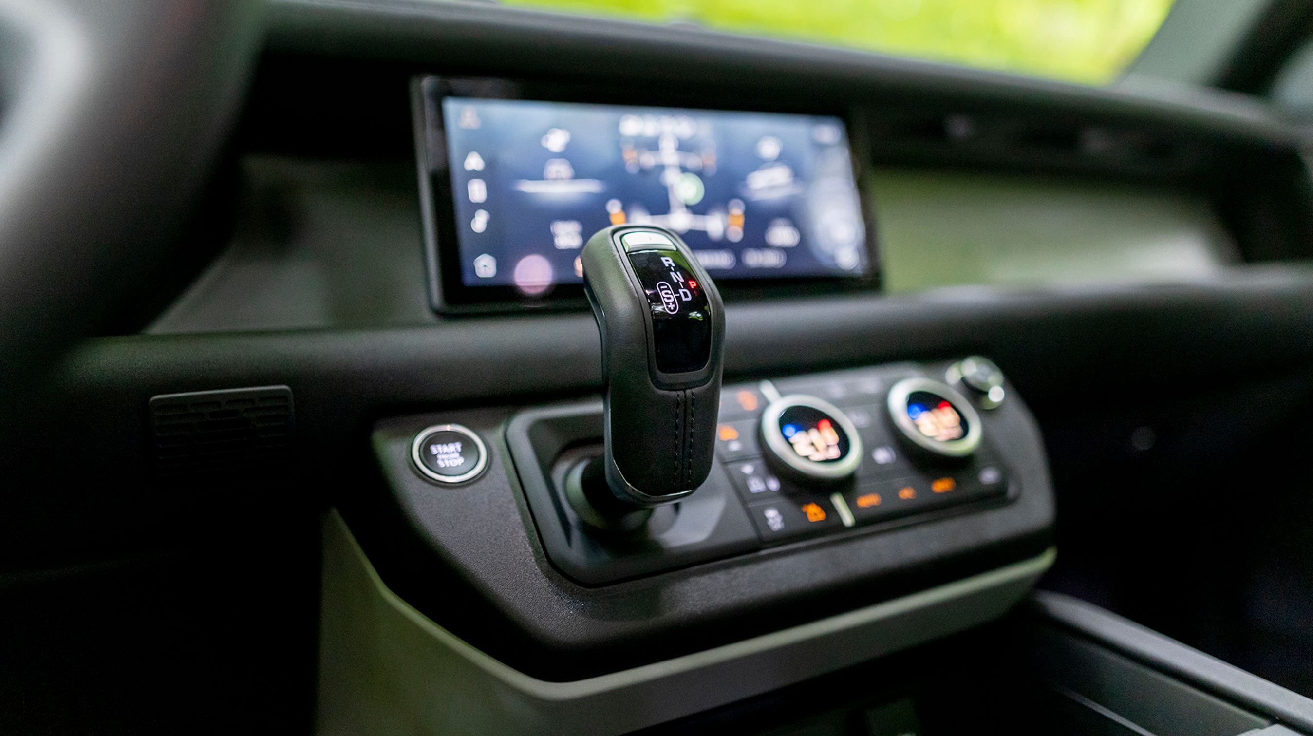 Alle udgaver er udstyret med luftaffjedring, firehjulstræk og et ottetrins automatgear, der styres via denne elektroniske gearstang.