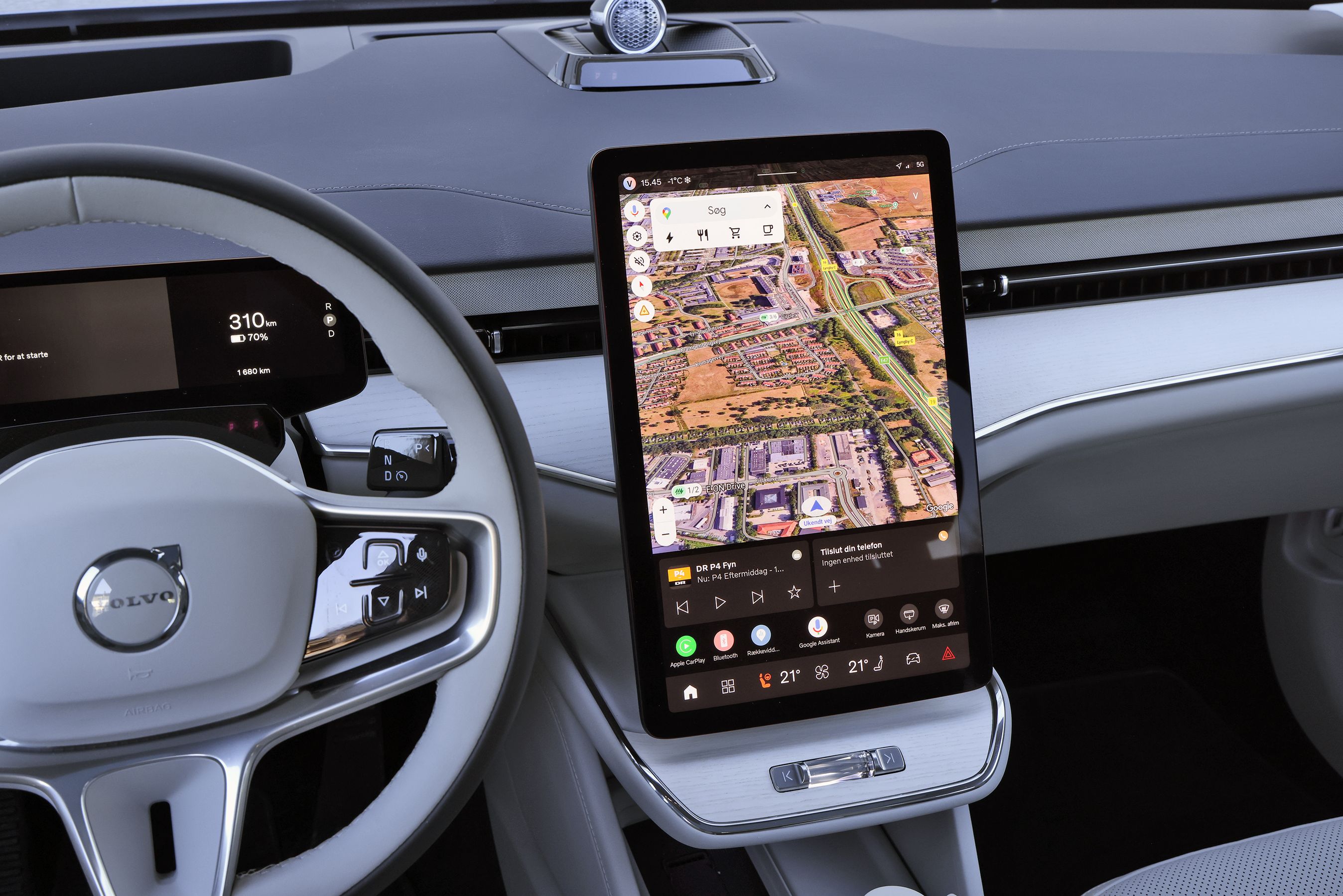 Stor skærm i kabinen i en Volvo ES90 står på højkant