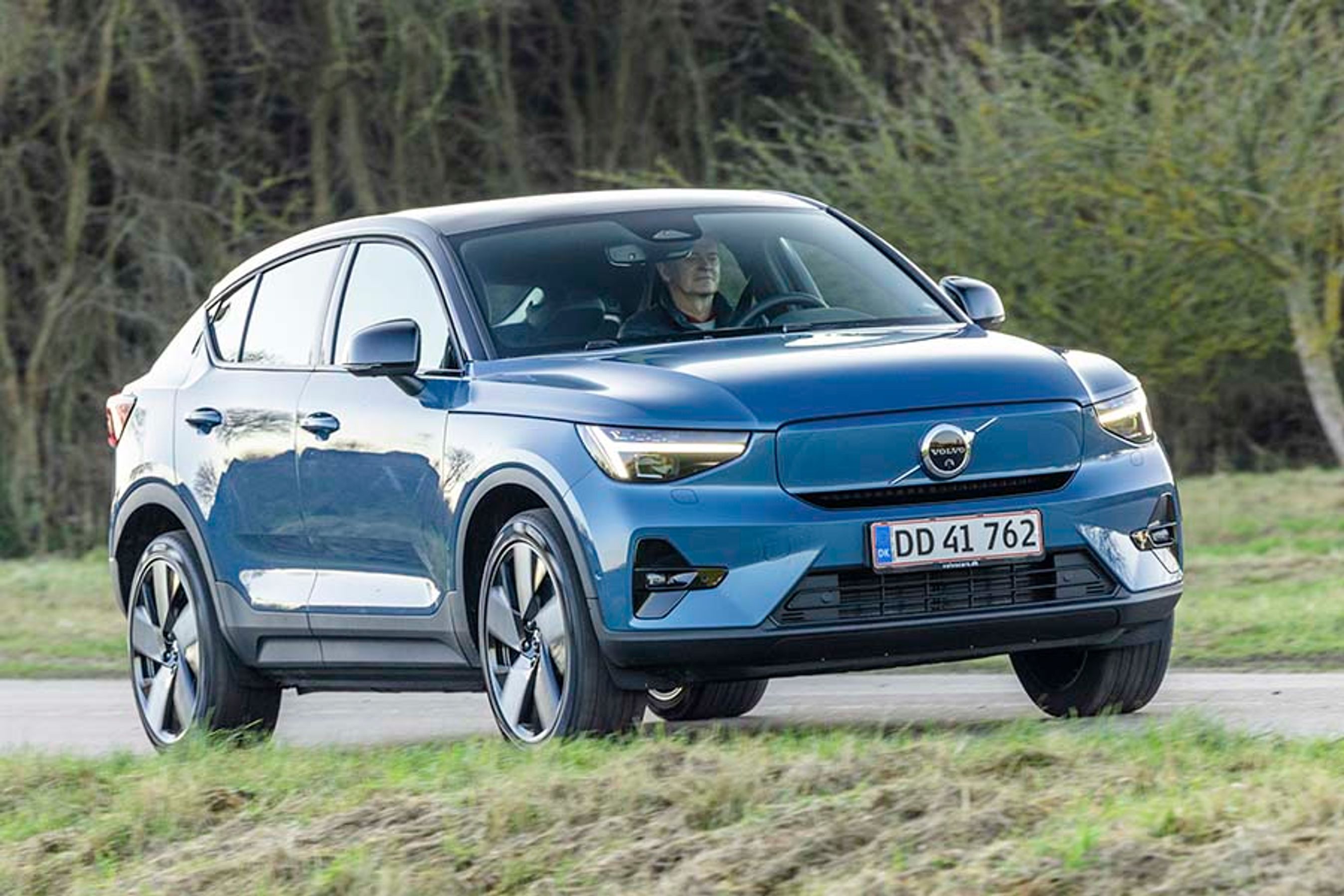 En ret stor frihøjde leverer sammen med de sorte plastpaneler langs bilens skærme og paneler en tydelig SUV-form på bilen.