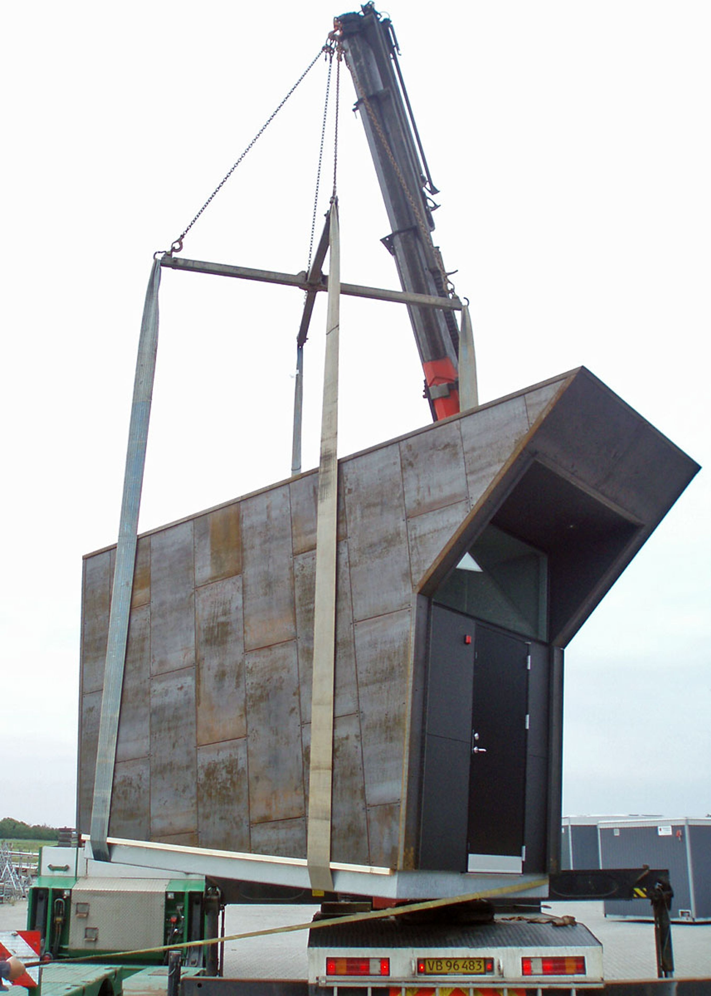 Det nye danske standard-vejtoilet kommer færdigt med lastbil.