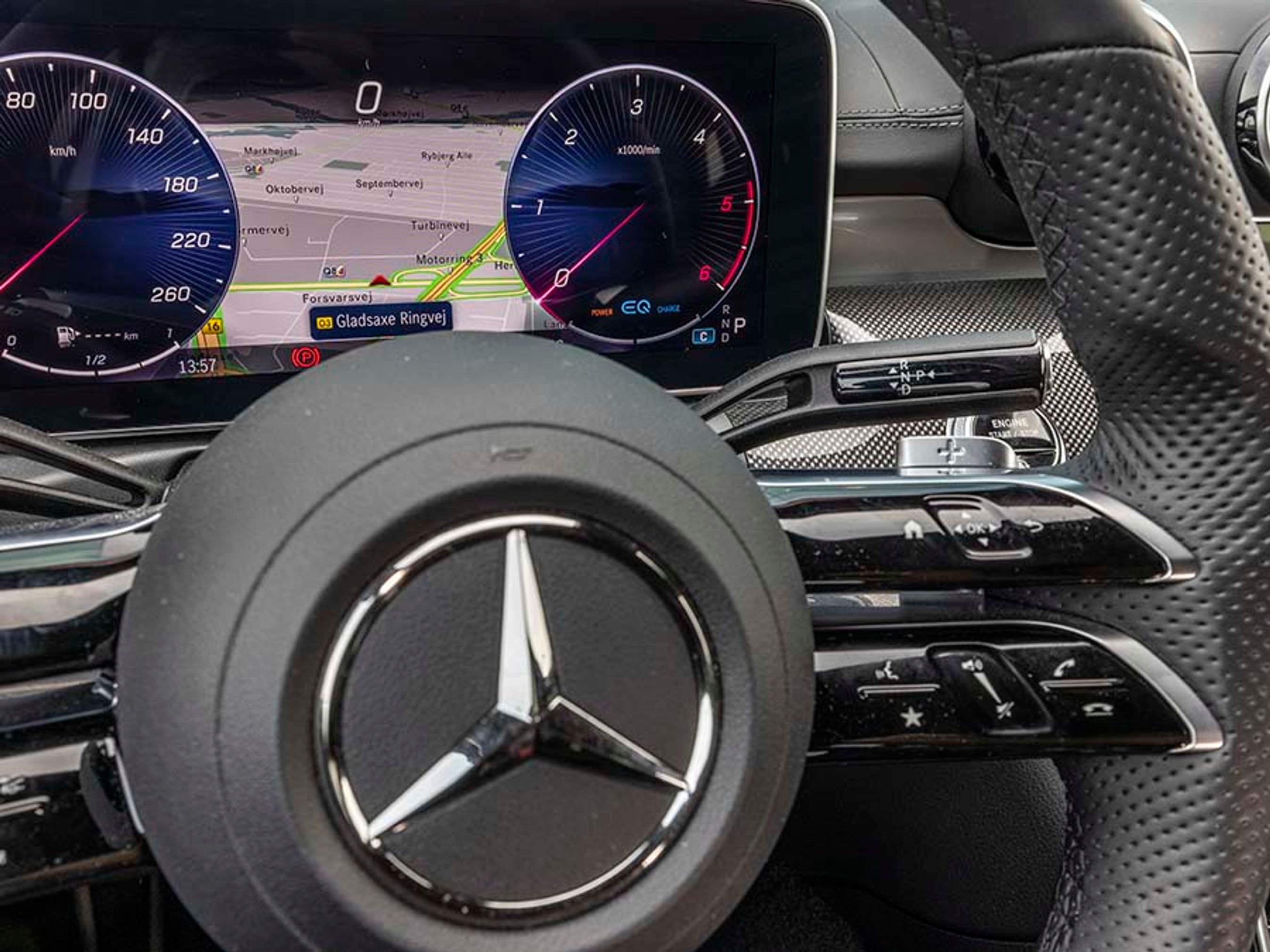 Gearvælgeren er som altid placeret ved rattet, så man kan betjene den uden at slippe rattet helt.