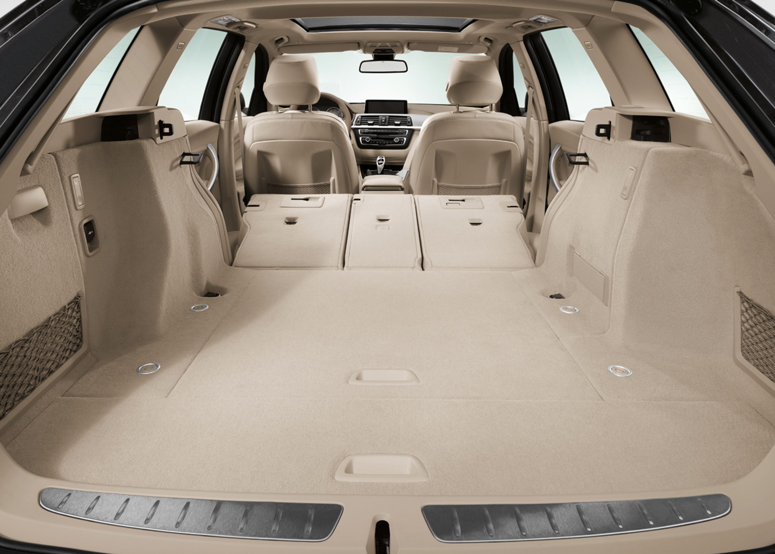 Støddæmpertårnene er ret store, men ellers er rummet reelt og meget nydeligt. Bagsæde-ryglænet kan deles i tre.