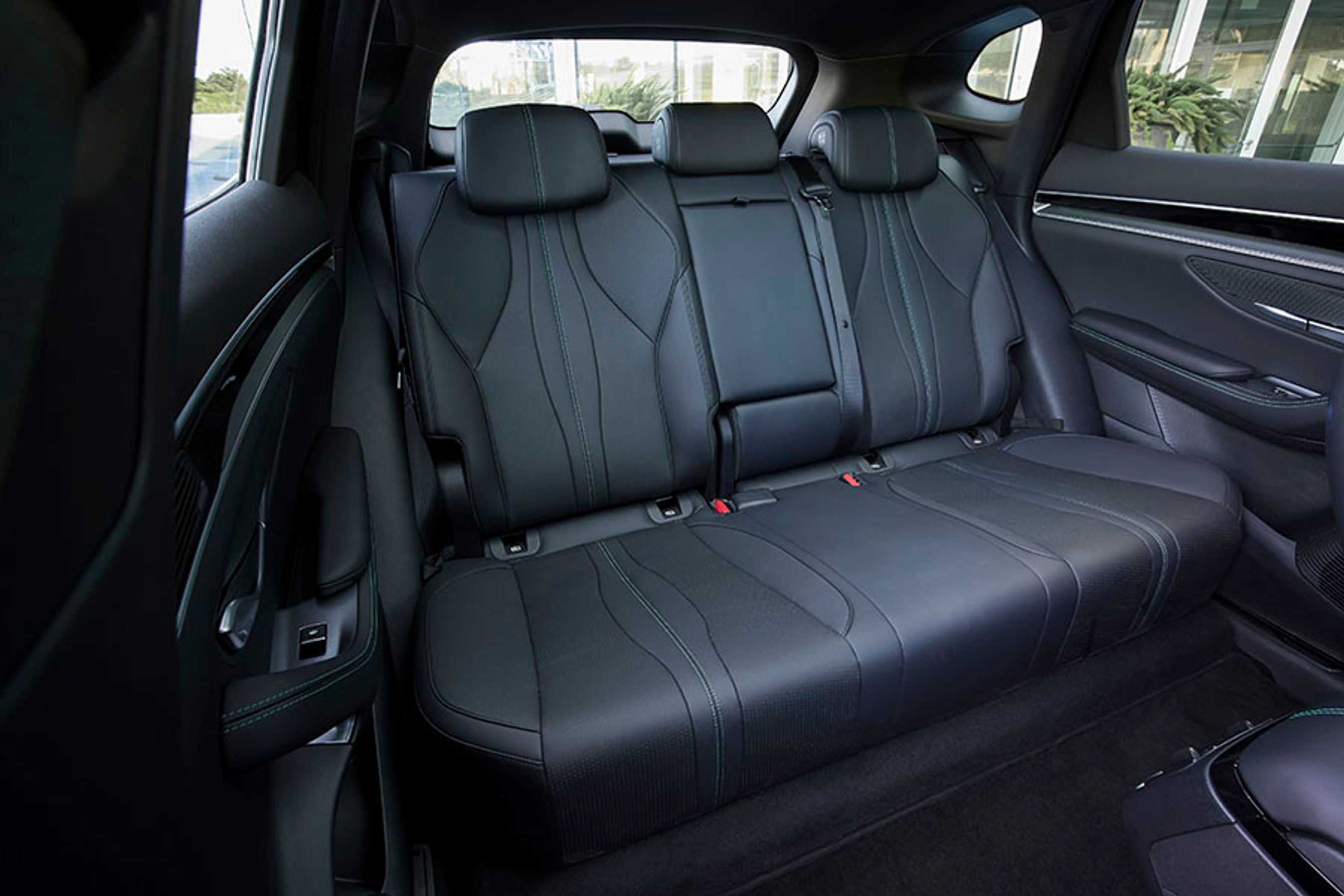 Bagsædet byder på fremragende plads, og sædet giver god komfort. Ryglænets hældning kan justeres til hvilestilling, og der er helt fladt gulv foran sædet. Der er desuden friskluftdyser og isofix-beslag på yderpladserne samt ved forsædet.