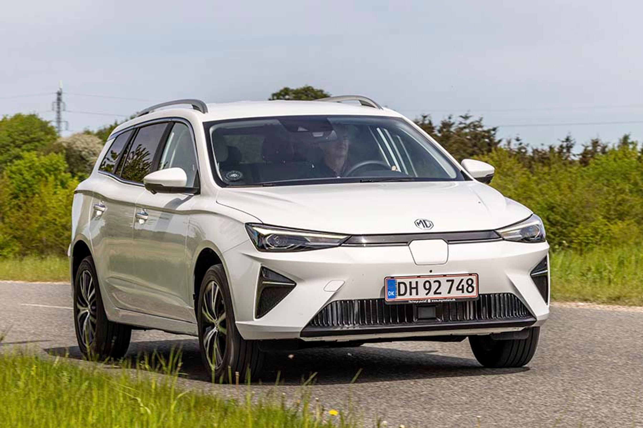 Fronten er præget af, at en elbil ikke behøver en egentlig kølergrill, som en benzinbil gør. Forlygterne er af LED-typen.