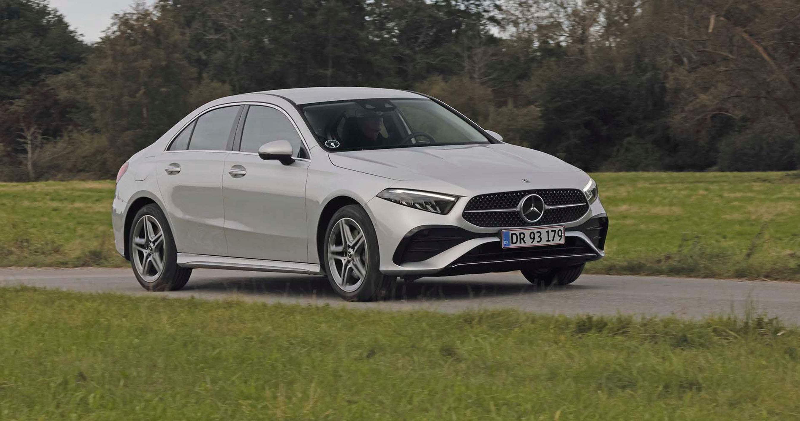 Mercedes-Benz A250e kører på en landevej