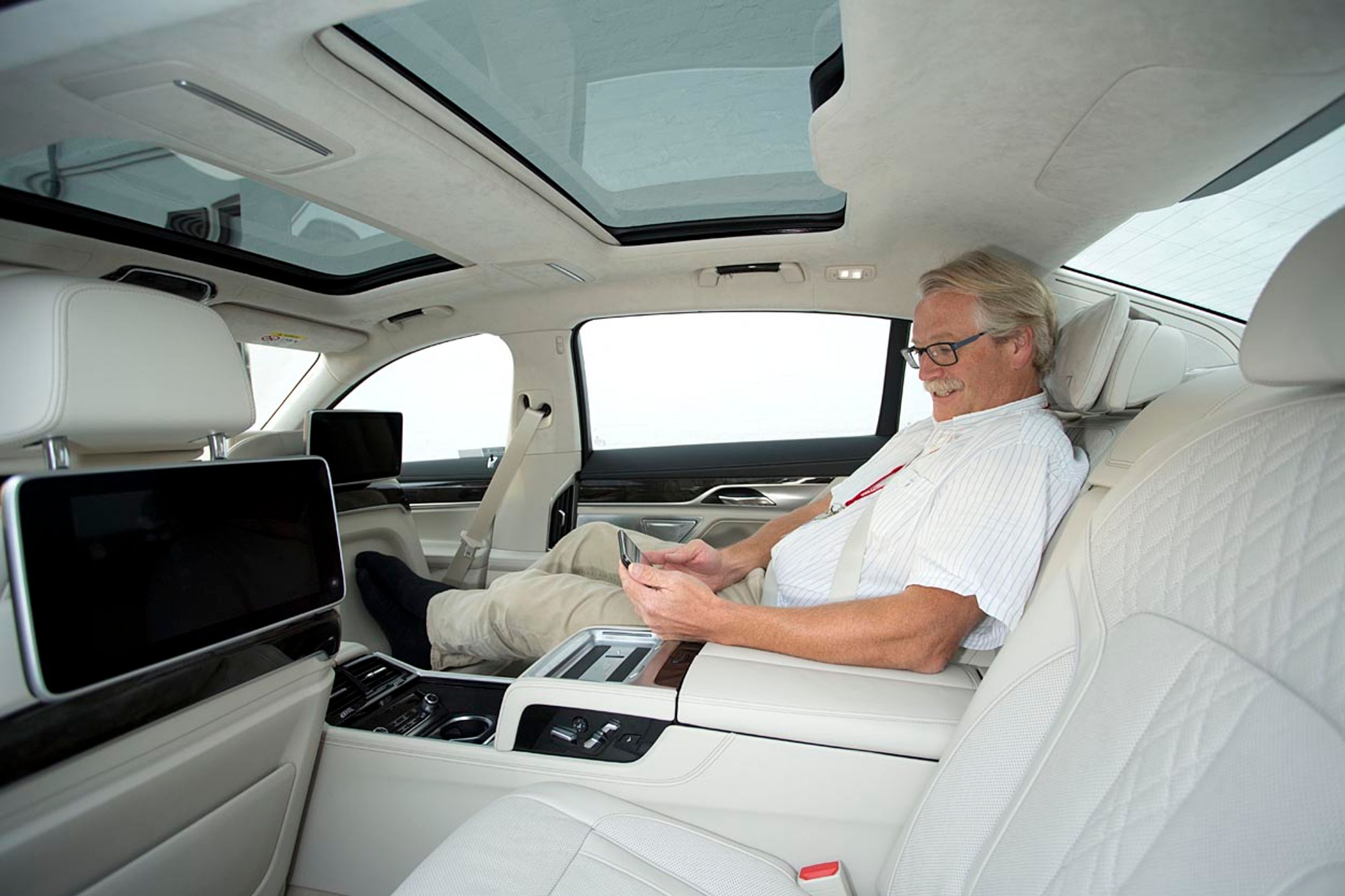 BMW 7-serien er i høj grad skabt for at gøre bagsædepassagererne i godt humør. Her er transport ændret til ophold, og ventetid vekslet til kvalitetstid. Fotos: Karsten M. Lemche, FDM