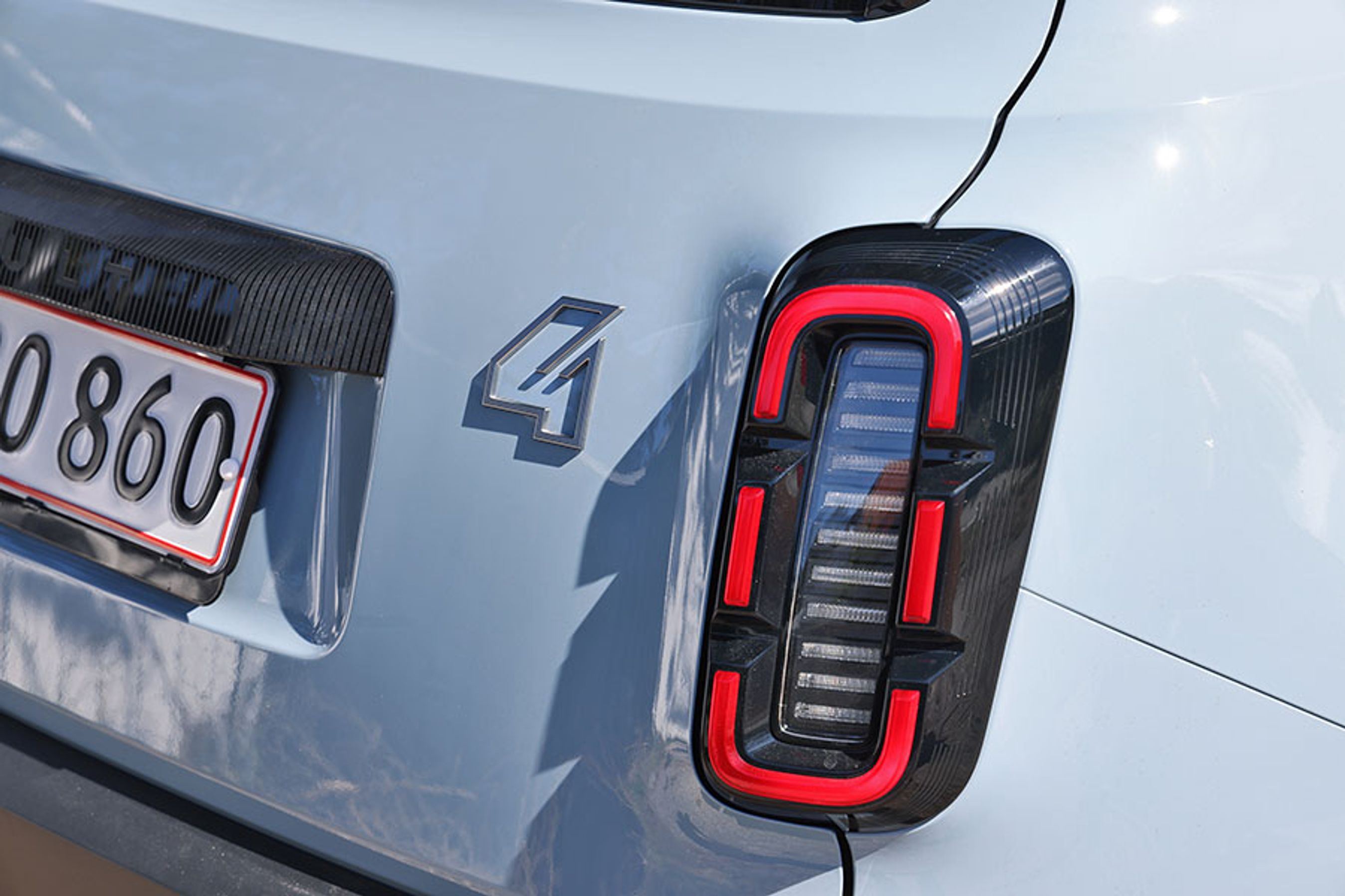 De flotte baglygter er designet, så de sender en hilsen til den originale Renault 4. Man kan indstille lyskontakten, så der altid er lys i dem.