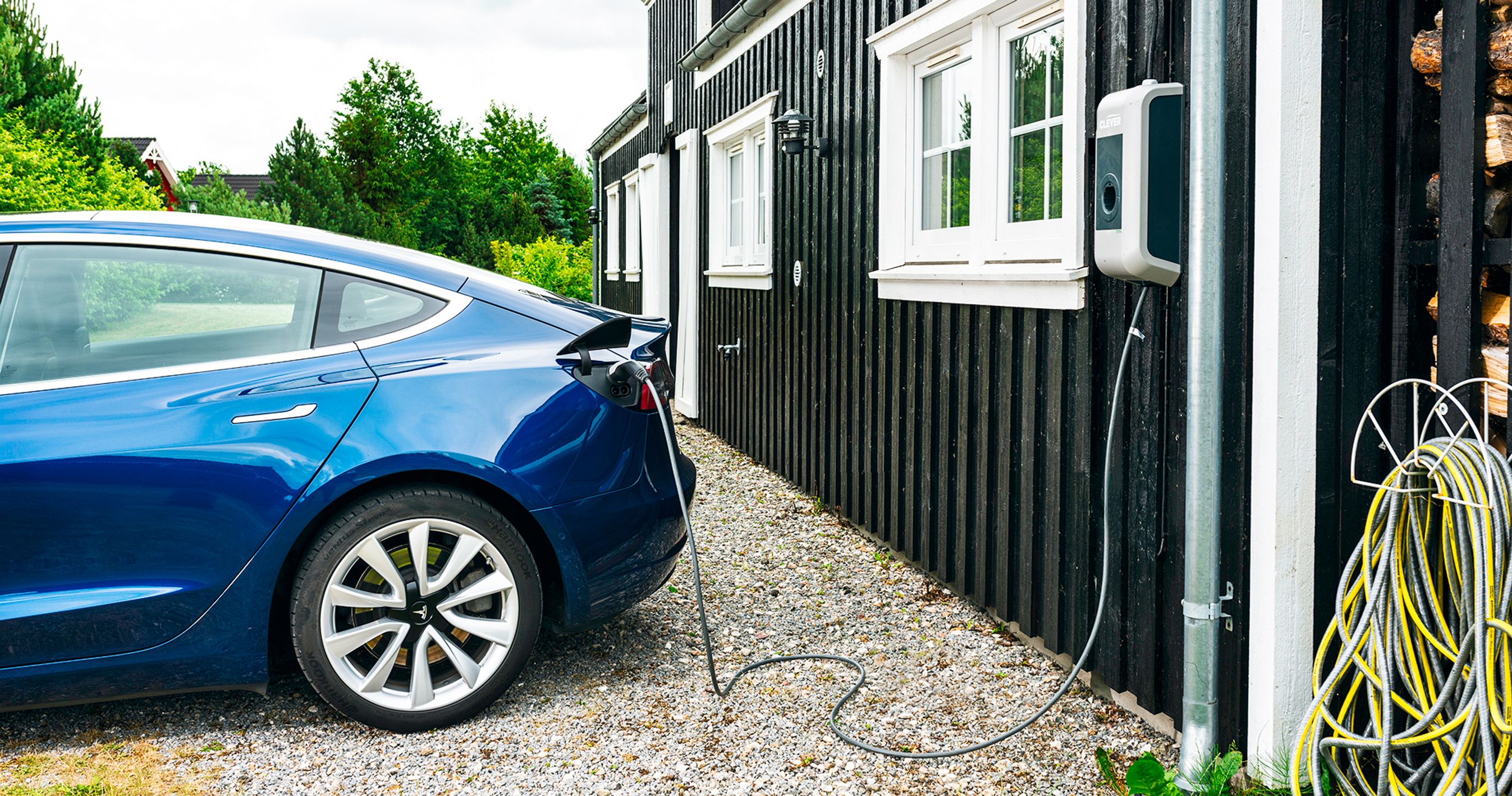 Elbil er sat til at lade foran sommerhus