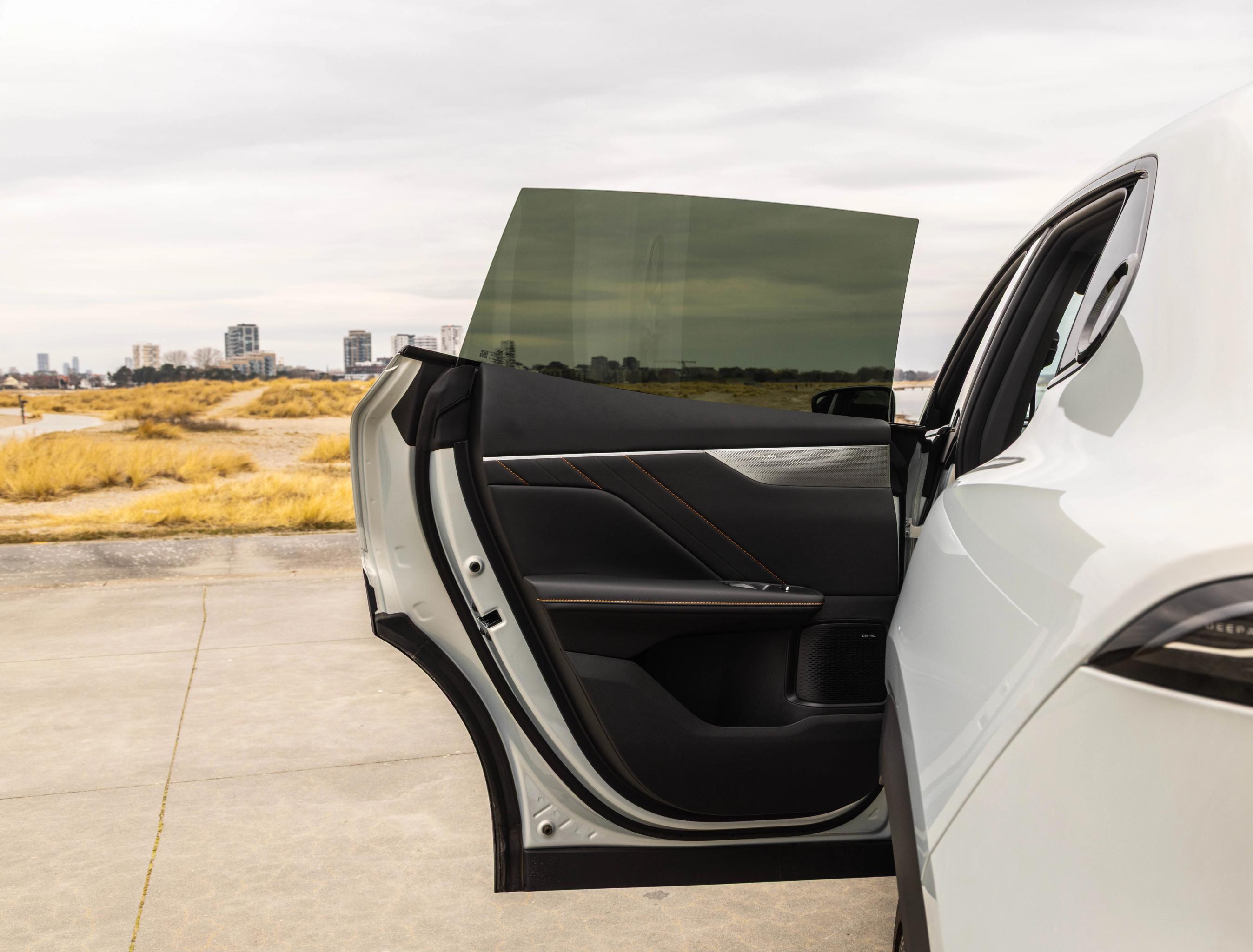 Rammeløse døre i Changan Deepal S05. København i baggrunden.