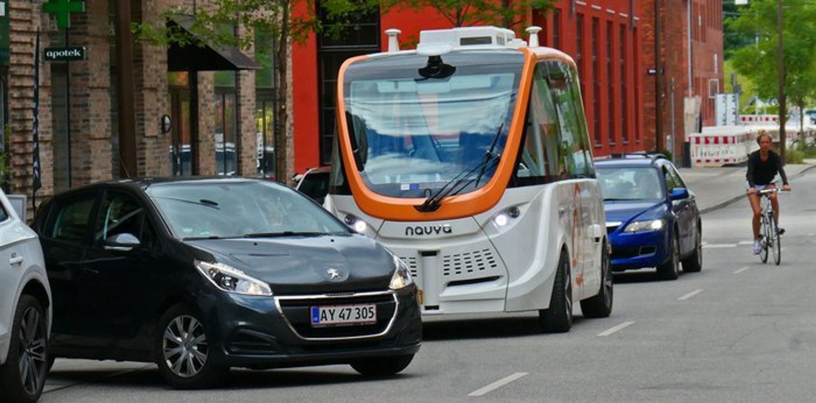 Bussen bremser nemt for forhindringer af alle slags. Men den må pænt vente på, at bilen her er færdig med sin parallelparkering.