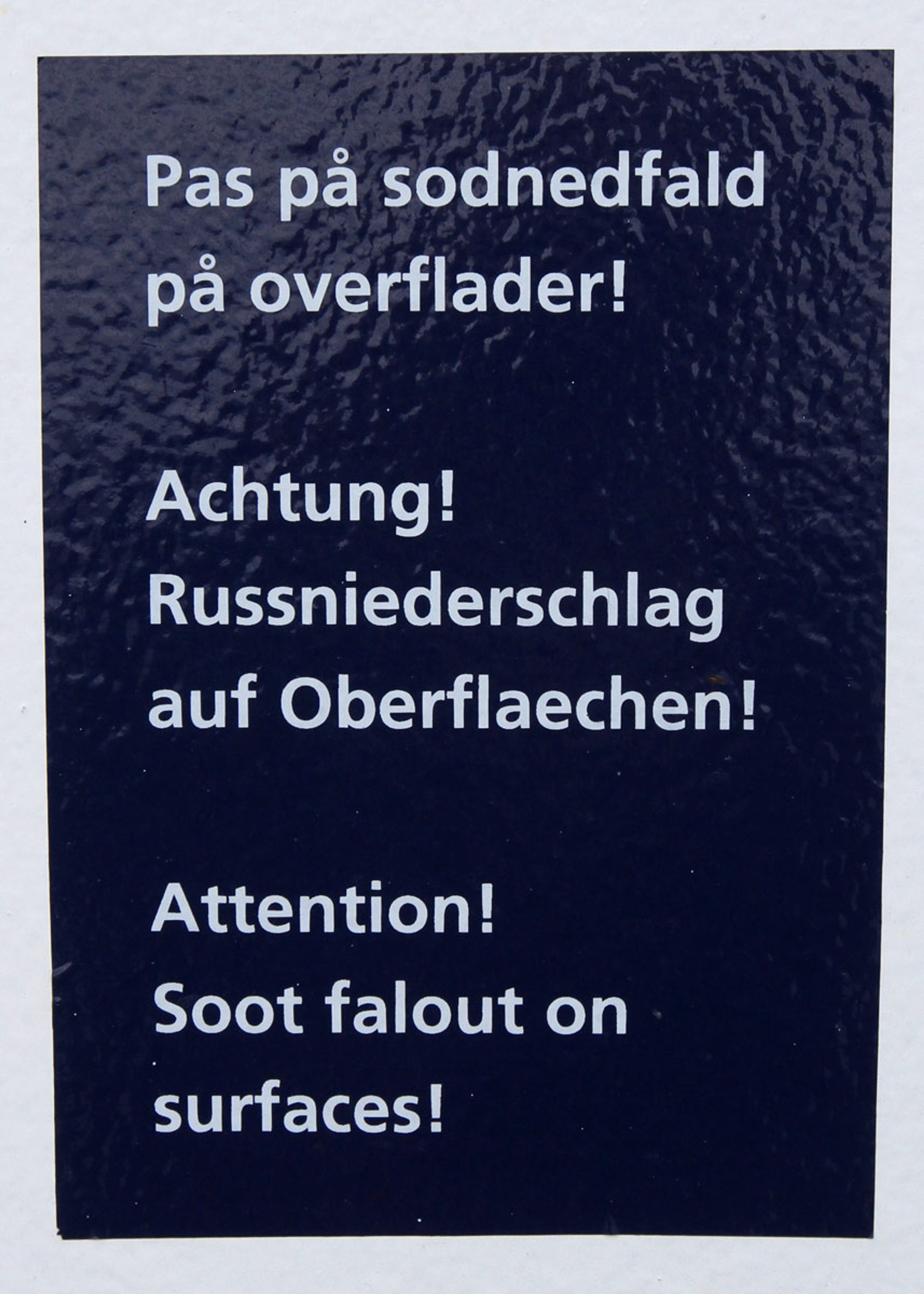 Også når det gælder sod er de nye færger markant mere miljøvenlige end de gamle. Det kræver nye EU-regler. Derfor slipper passagererne på M/F Berlin for dette skilt - og tilsmudsningen. Scandlines bruger stadig heavy fuel, som er meget beskidt, men en "scrubber" renser røgen effektivt. Foto: Torben Arent