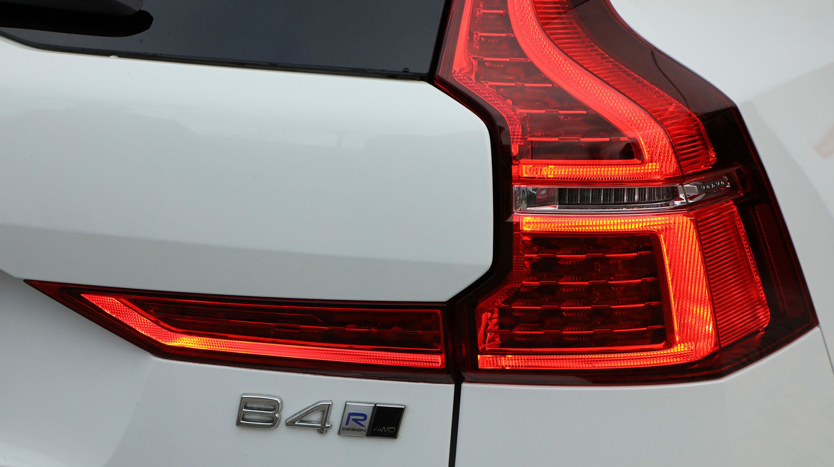 Med den nye mild-hybridmotor følger også nye motorbetegnelser, der altid hedder B, uanset om det er en benzin- eller dieselvariant. Denne XC60 B4 har en dieselmotor med 48-Volt mild-hybridteknik.