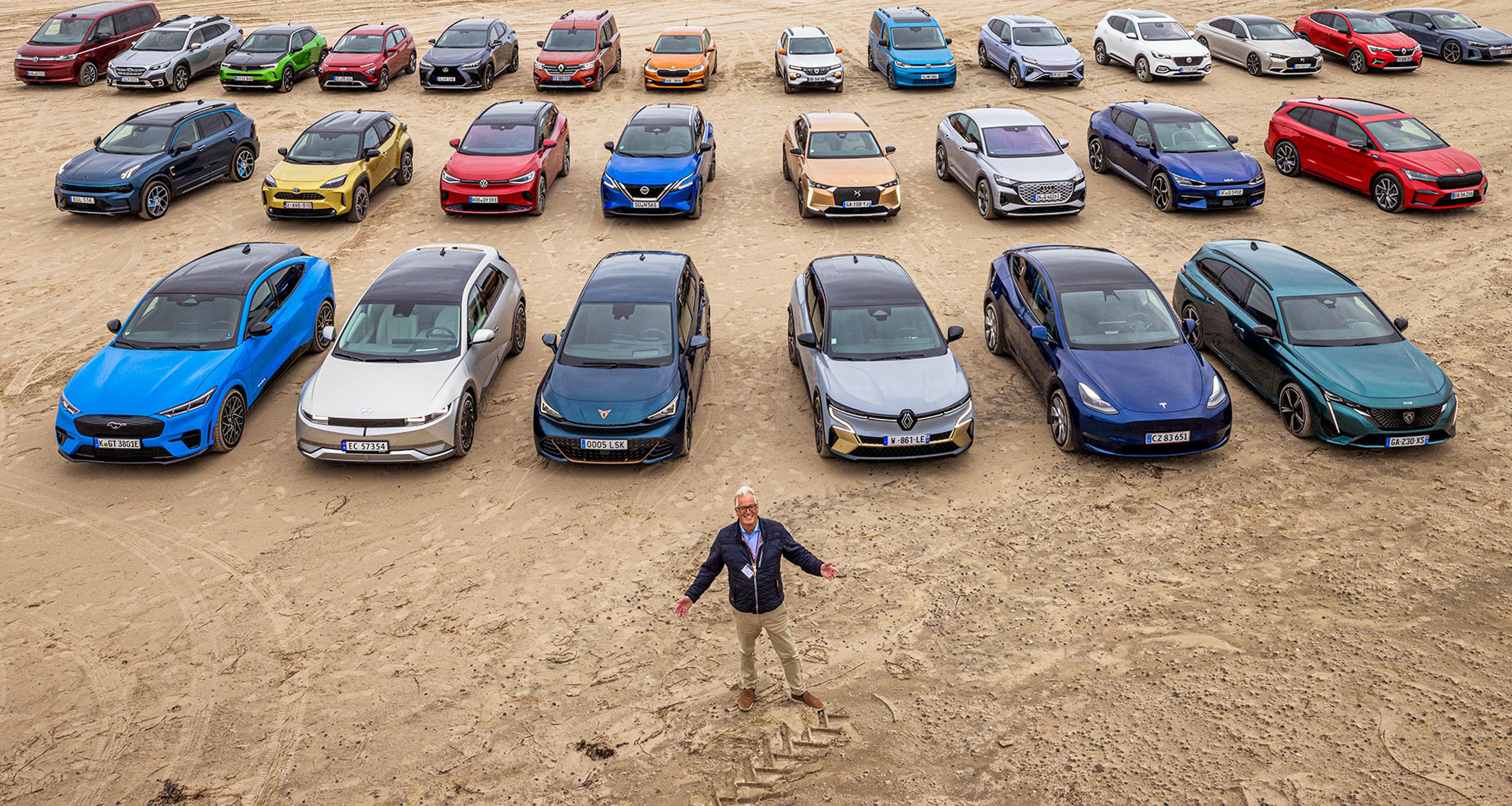 En stor del af kandidaterne til Car of the Year 2022 samlet i Tannisby i Nordjylland.