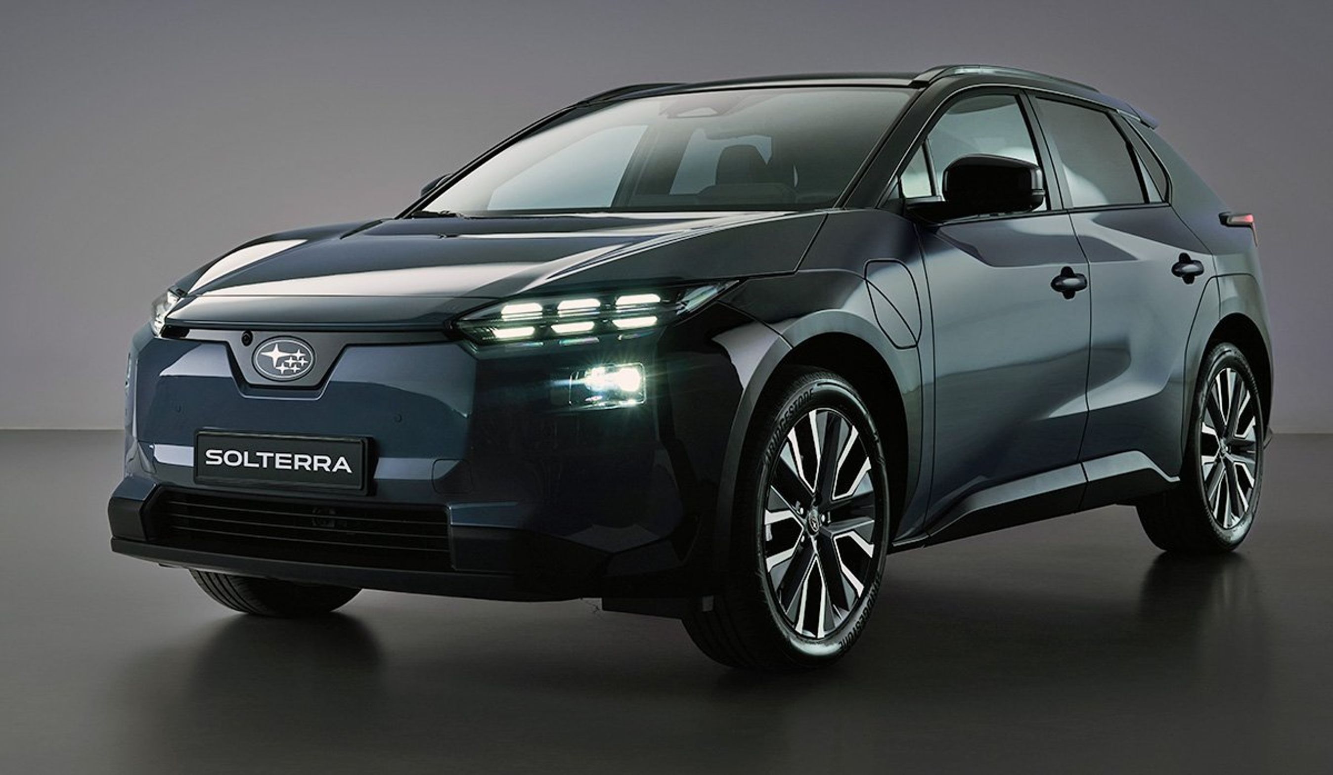 Mørk Solterra forfra i studie.