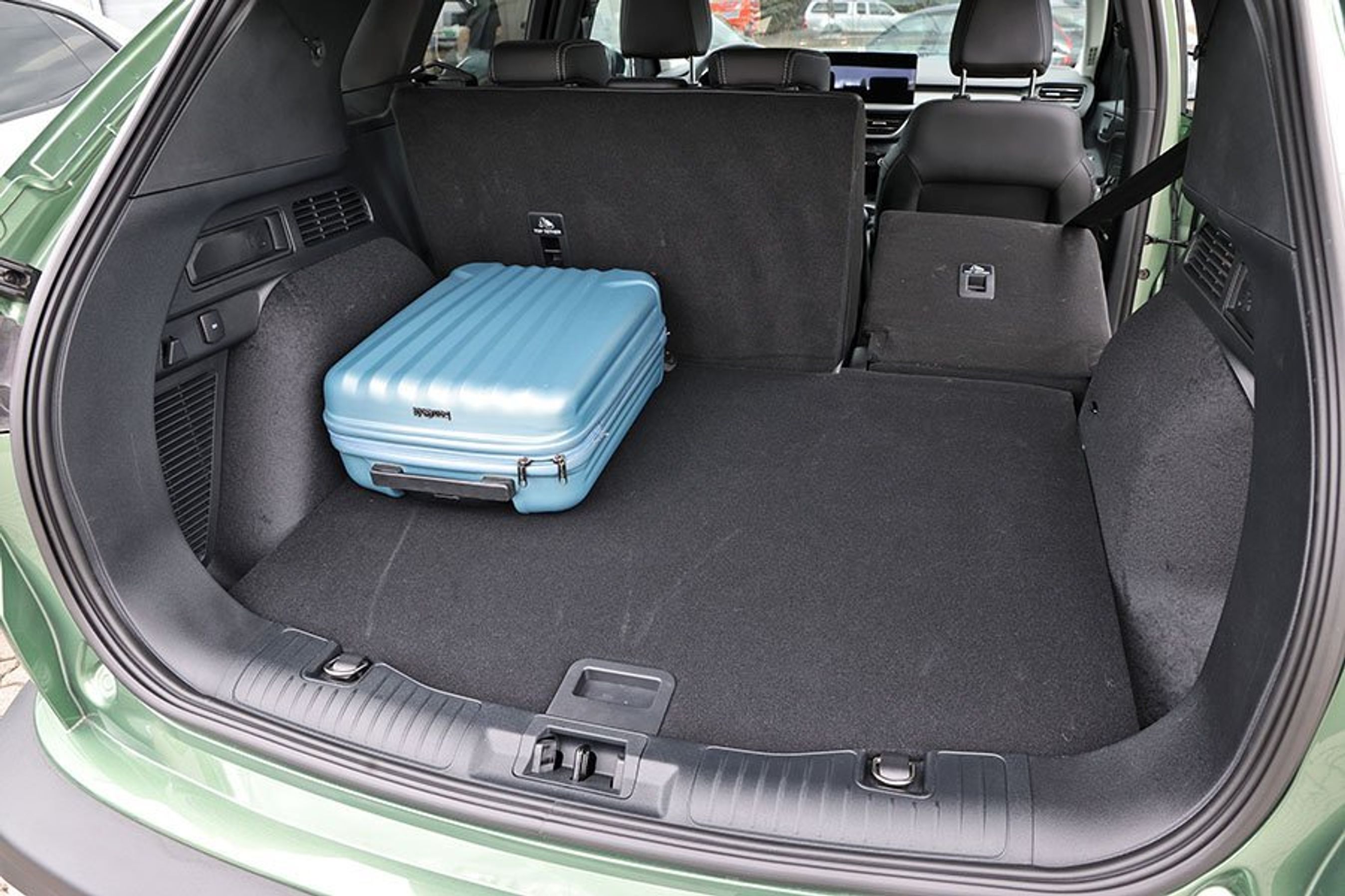 Bagagerum med blå kuffert i Ford Kuga