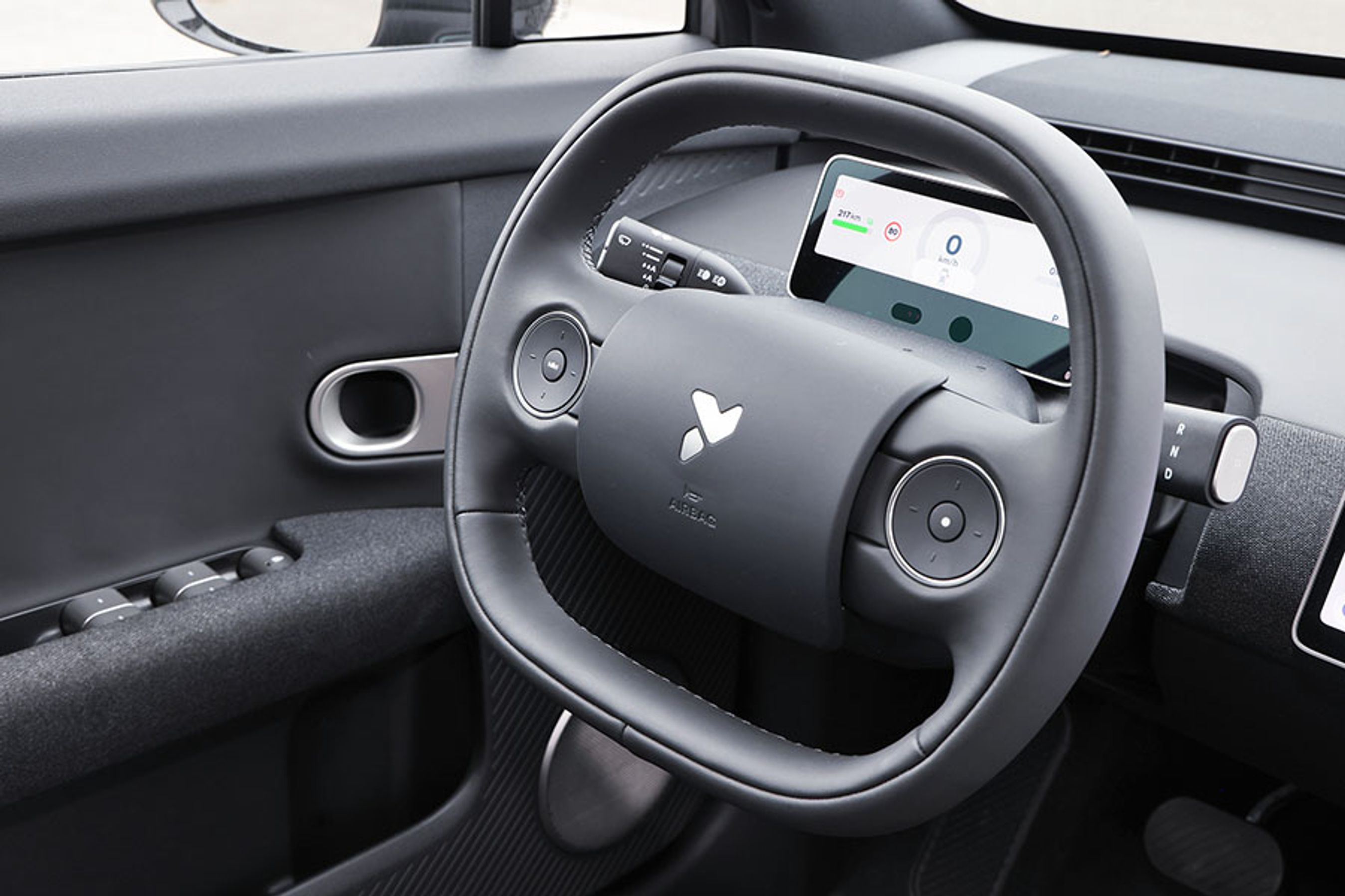 Knapperne på rattet er uden symboler, men i samme øjeblik, man berører knapperne, kan man se funktionen i displayet. Det fungerer glimrende.