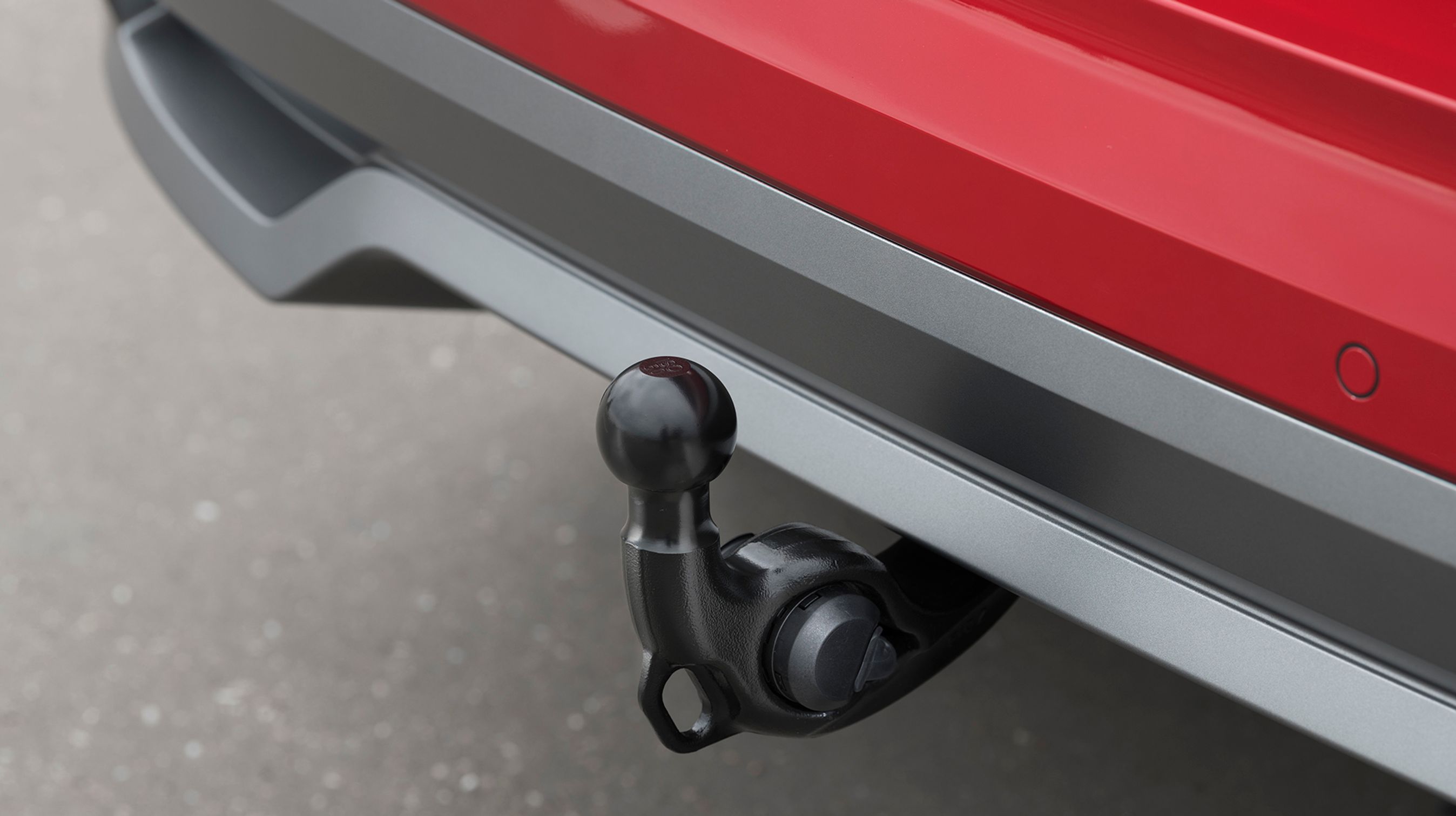 Skoda Kamiq må trække op til 1.200 kg. Det fabriksmonterede anhængertræk vipper ud og indeholder også strømstik til traileren.