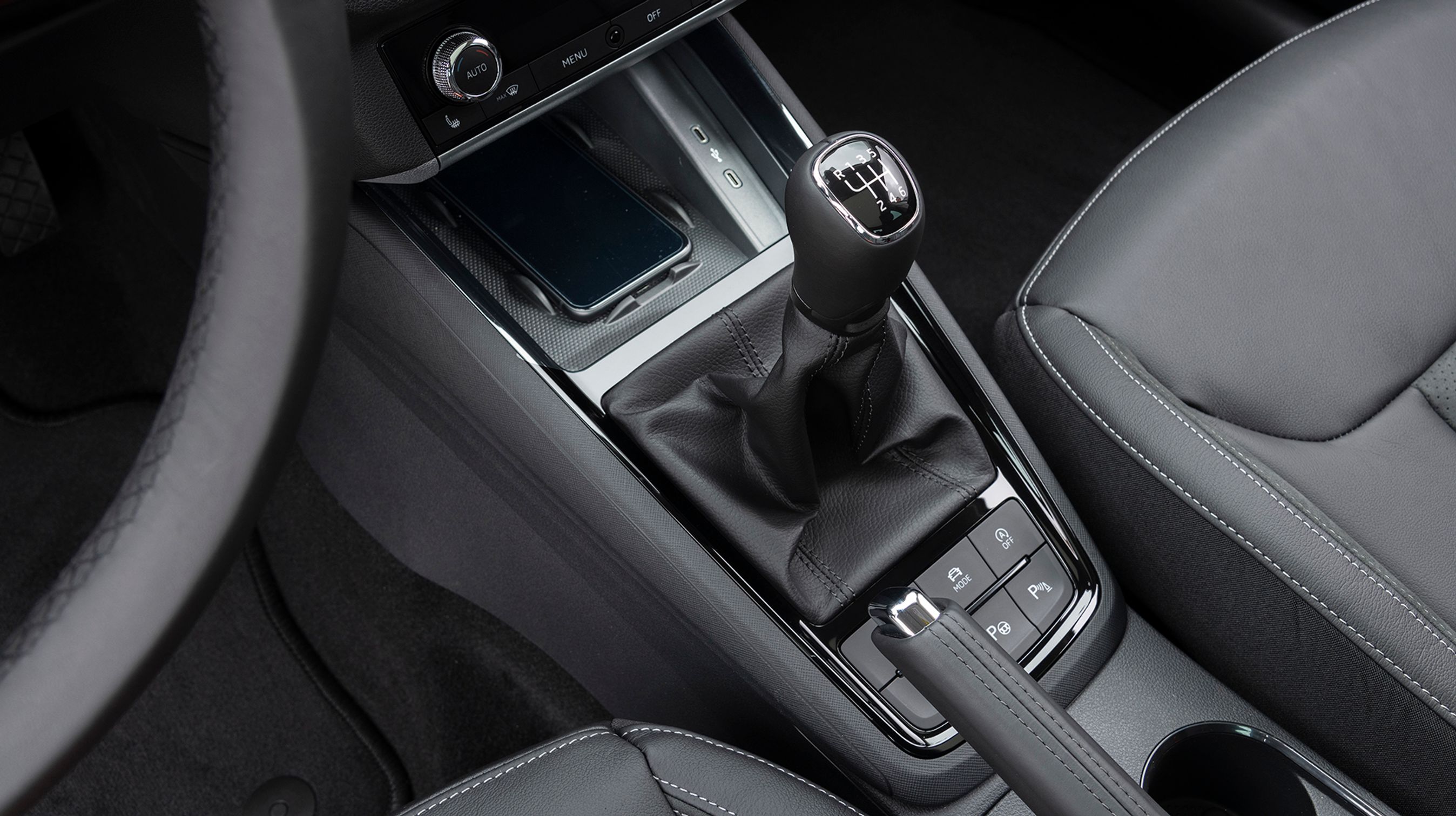 Mindste motorversion (1.0 TSI med 95 hk) fås kun med femtrins manuel gearkasse. På de øvrige har man valget mellem en sekstrins manuel eller en syvtrins DSG-gearkasse.