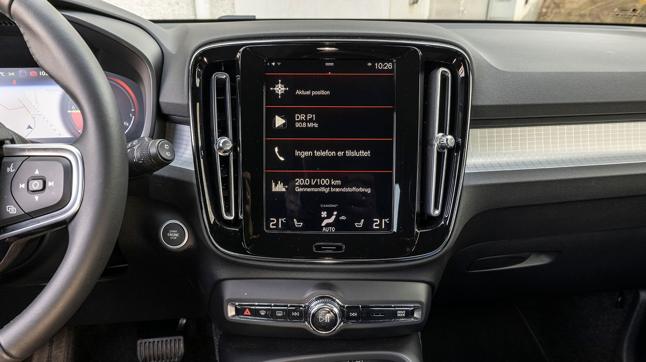 Vi skærmen i midten styres mange af bilens funktioner. Menu-strukturen er egentlig enkel, men kræver alligevel lidt træning, før man kan bruge den under kørslen.